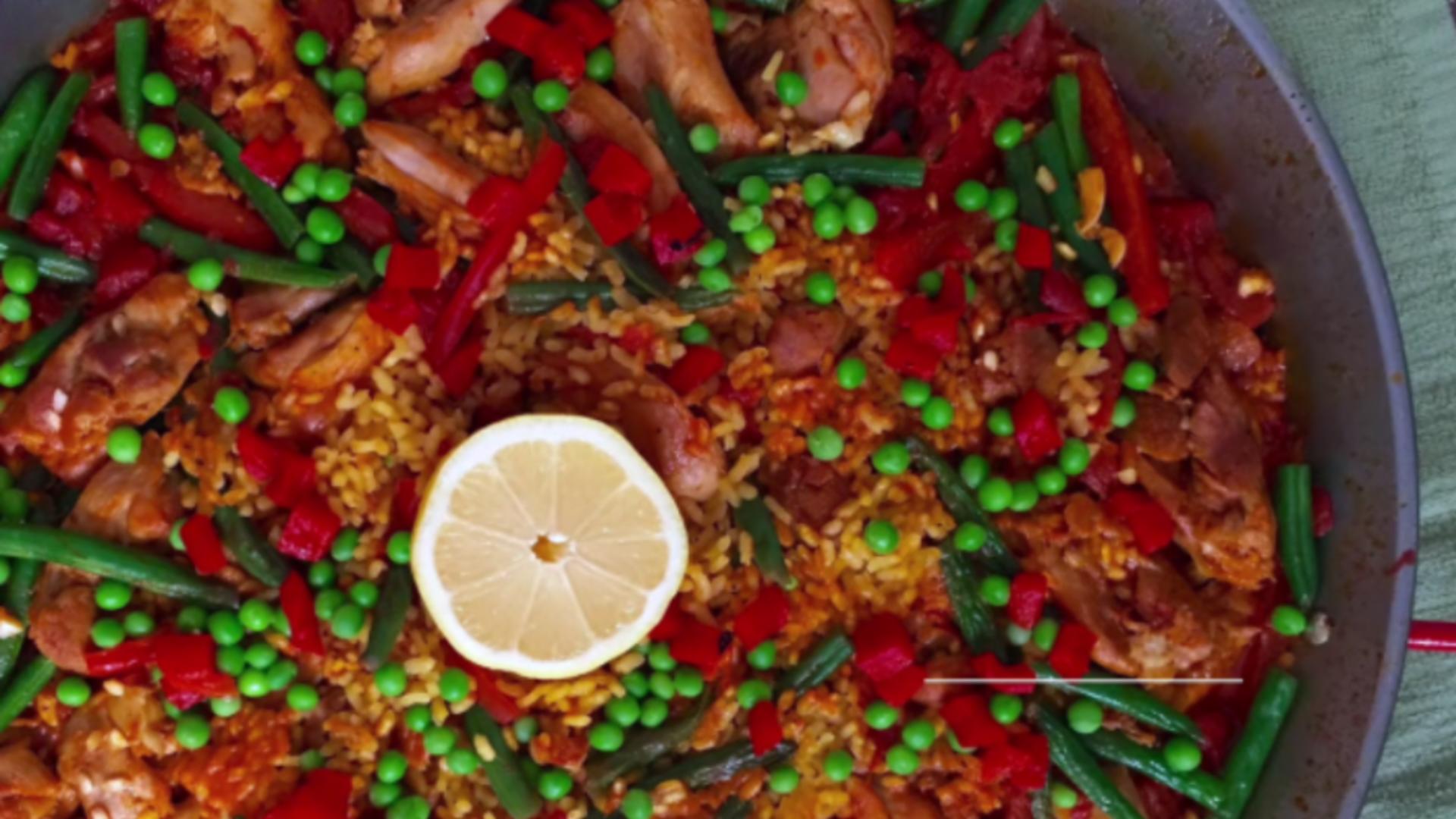 Deliciul spaniol cu arome intense, acum și la tine pe masă. Cum prepari celebra paella cu pui - Rețeta cu legume de sezon 