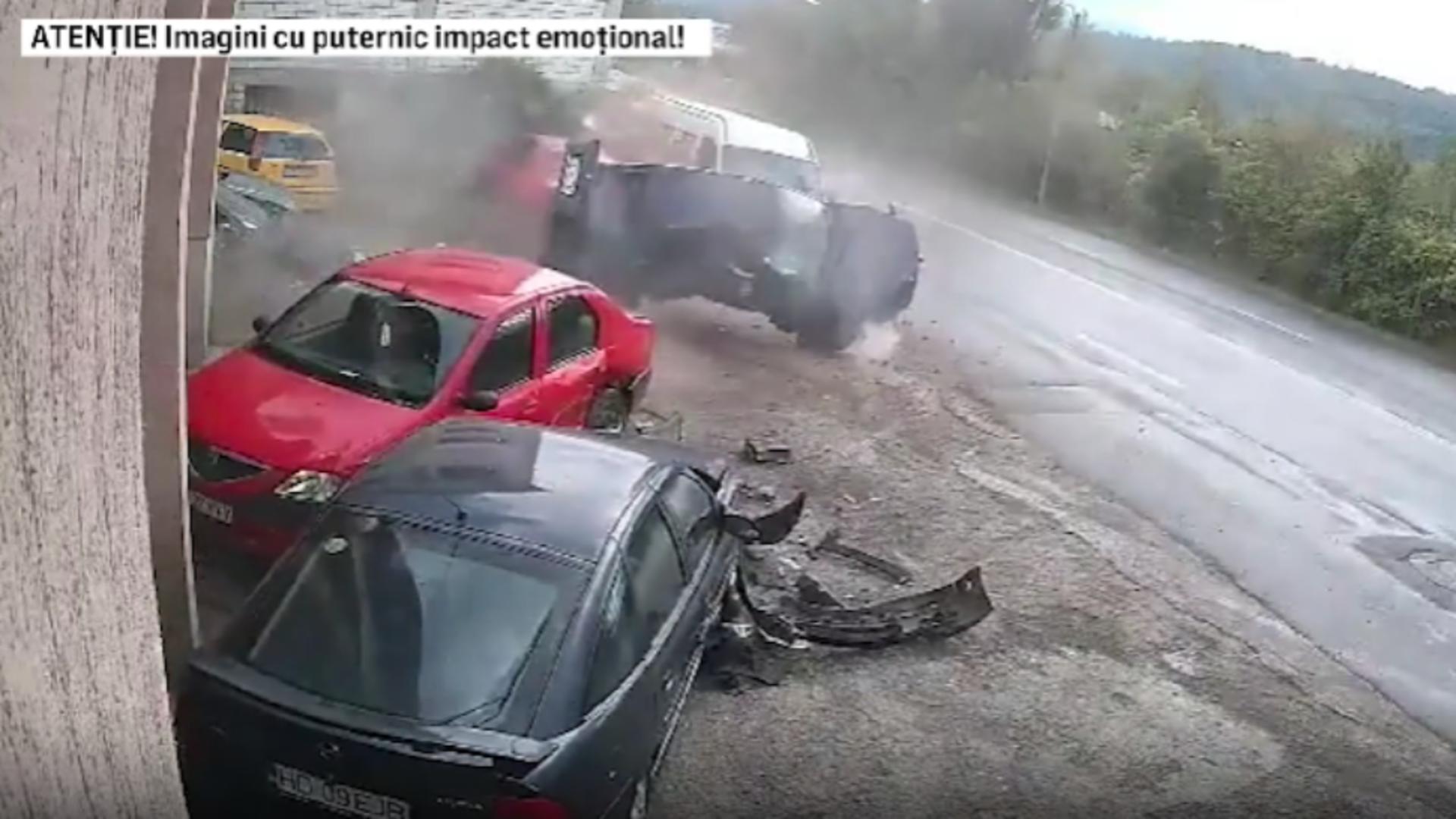 Un șofer drogat a făcut prăpăd la volan: 5 mașini distruse, la ieșirea din Petroșani – Imagini dramatice