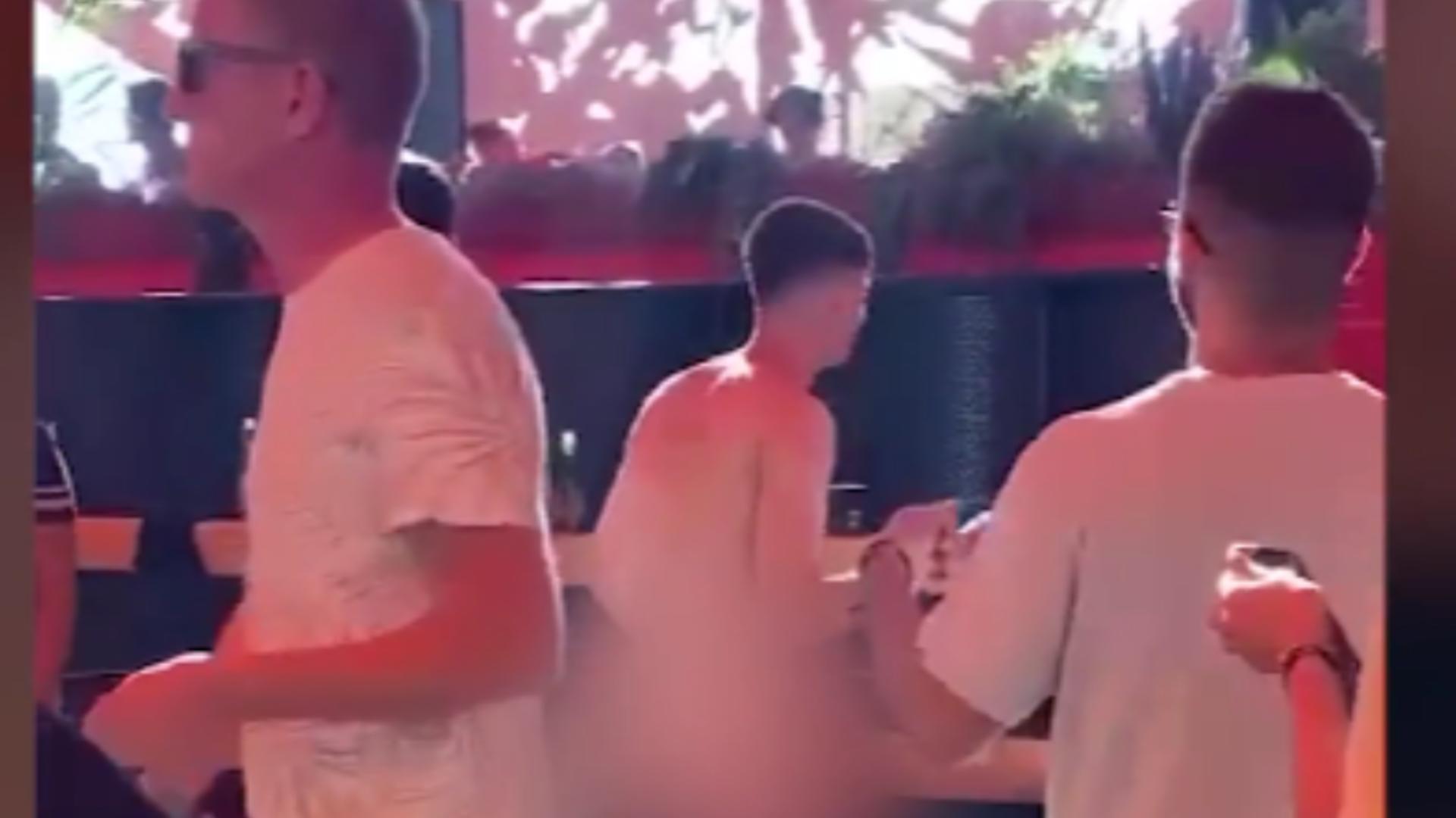 Tânăr surprins dansând gol pușcă la un festival de muzică techno din Mamaia! Imagini halucinante