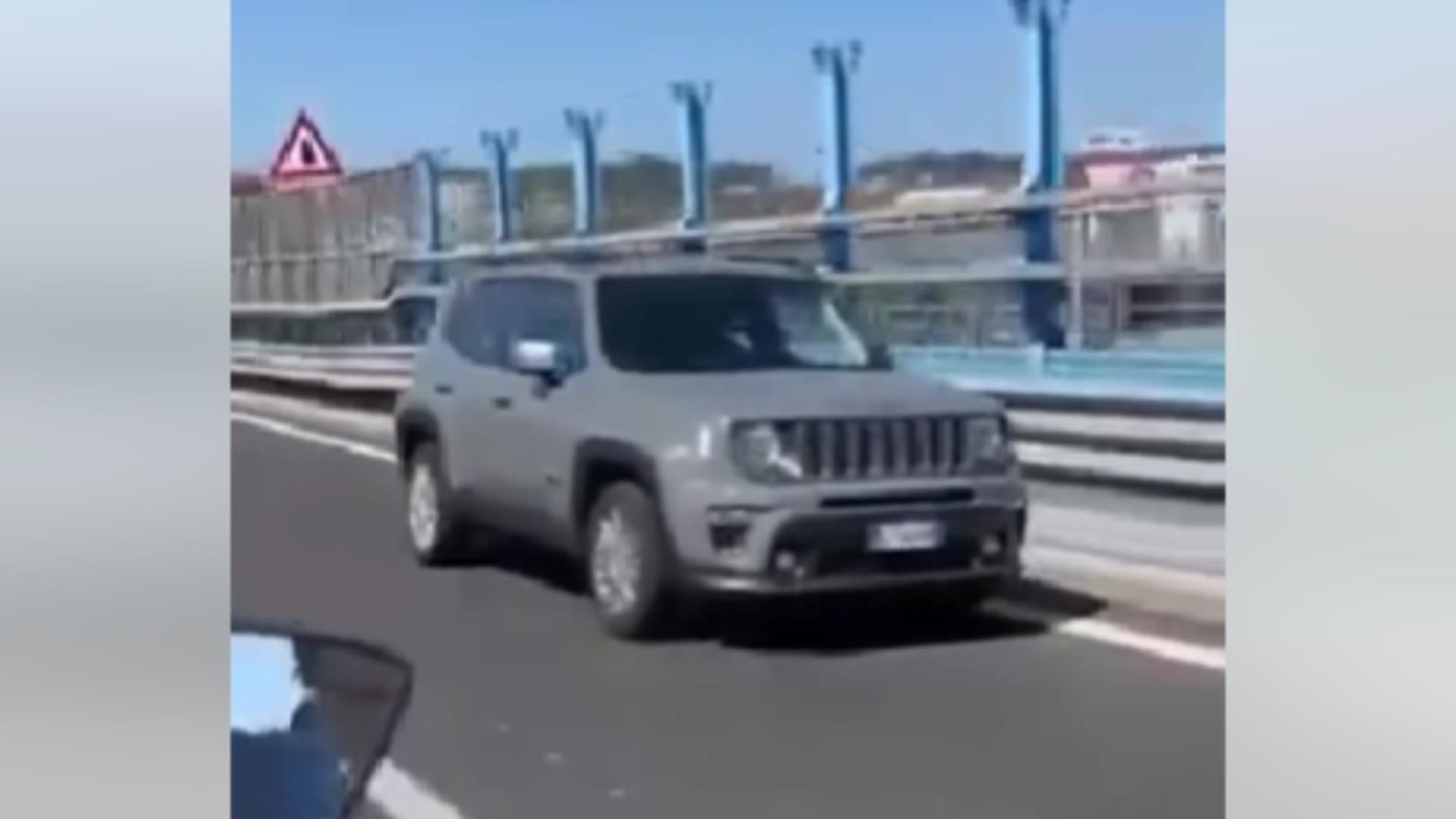 Mașină condusă de un șofer român, surprinsă în marșarier și pe contrasens, pe o șosea din Italia! Imagini halucinante - VIDEO