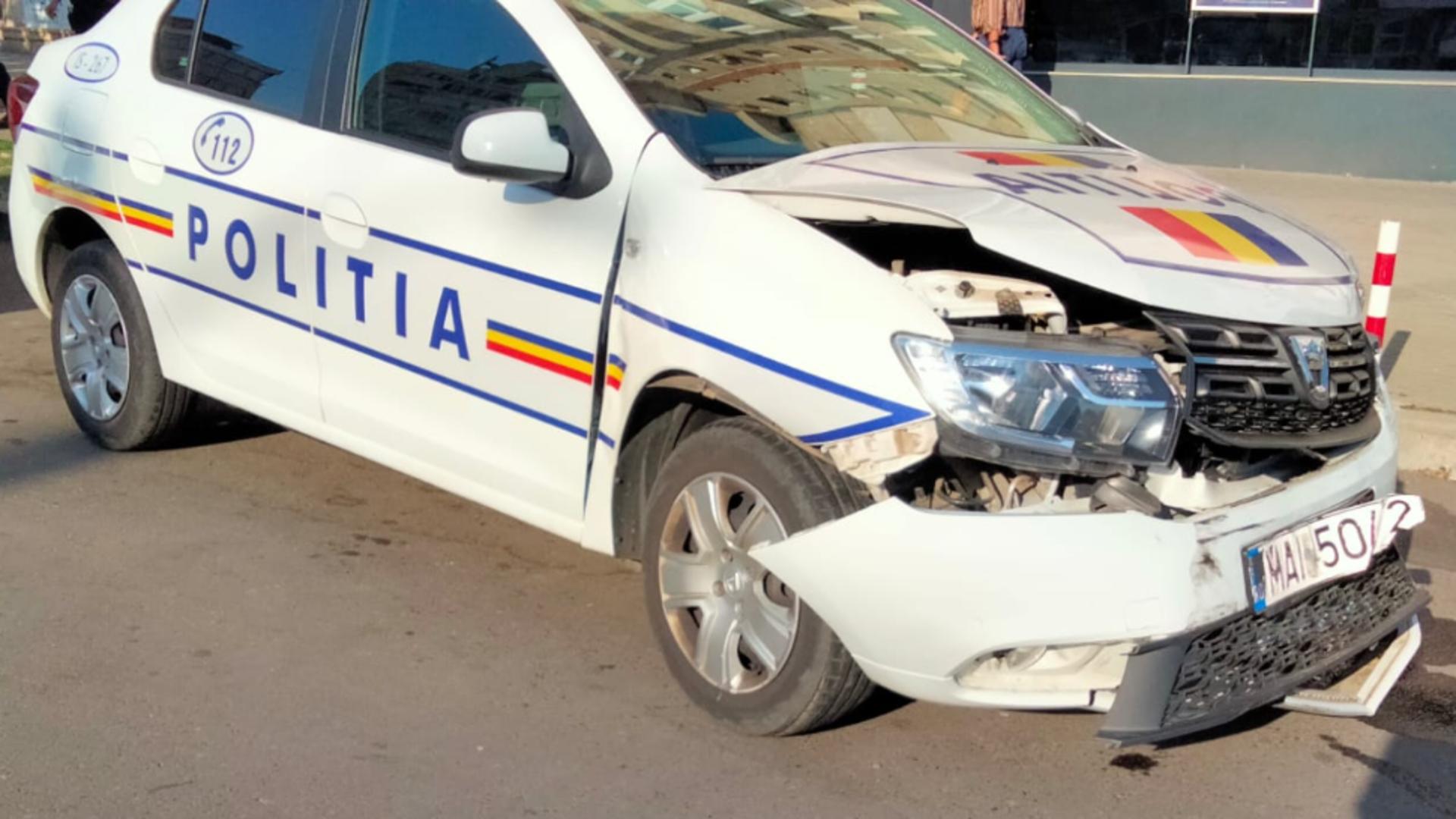 Carambol în Iași cu 3 mașini: O autospecială de poliție a provocat coliziunea - Primele imagini cu accidentul