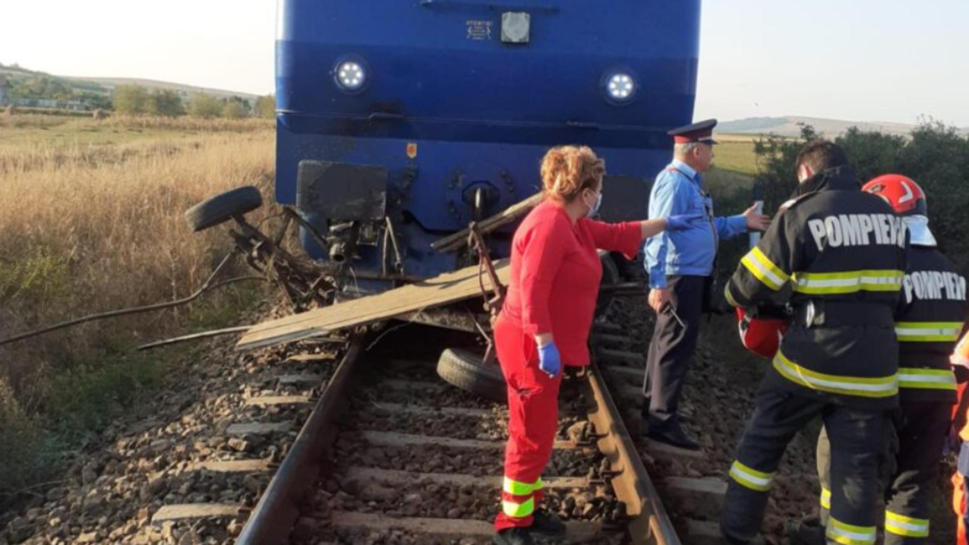 Tragedie pe calea ferată: Un tren a spulberat o căruță în Vaslui - Au murit un bărbat și un copil de 13 ani, târâți pe 200 de metri
