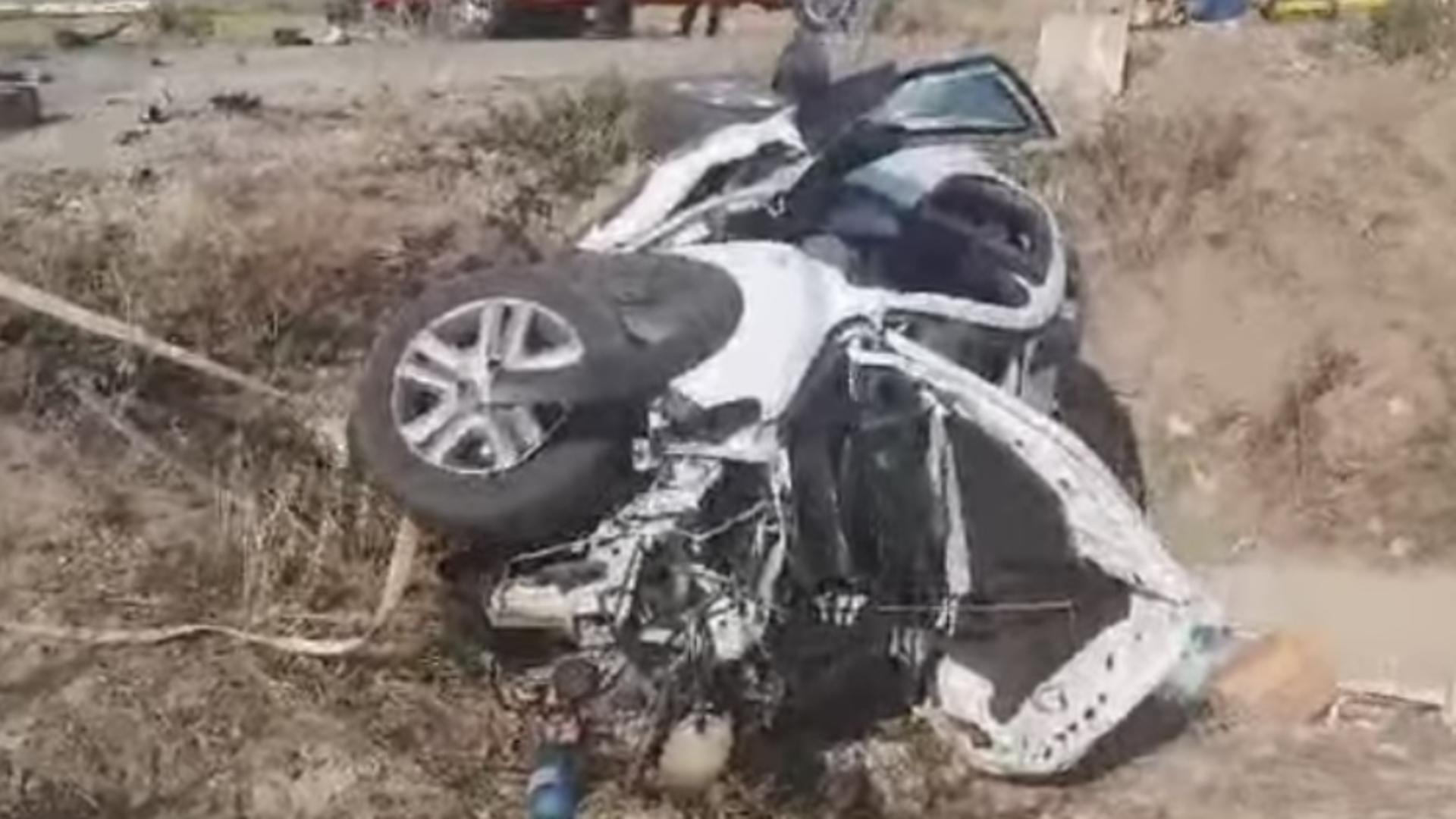 Accident violent în Iași, la Miroslava: Un bărbat de 40 de ani a murit pe loc după ce a intrat cu mașina sub un TIR – VIDEO