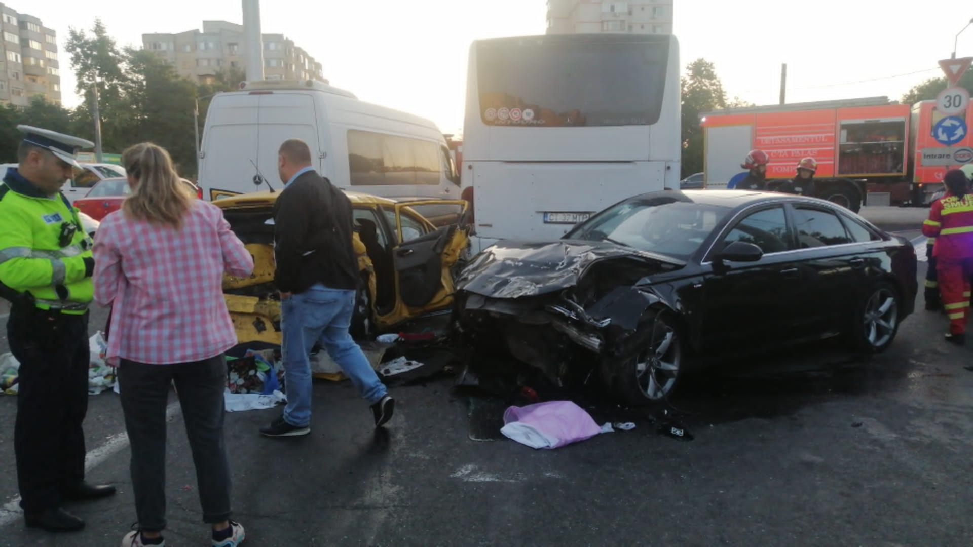 Accident spectaculos în Constanța – 4 mașini s-au lovit într-un sens giratoriu – FOTO