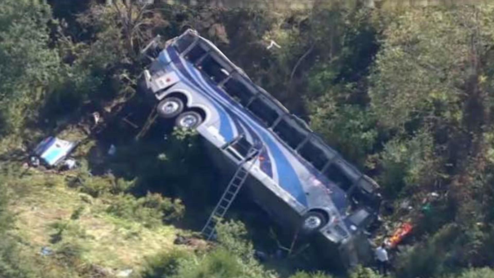 Un autobuz școlar s-a prăbușit într-o râpă – Doi elevi și doi adulți au murit pe loc