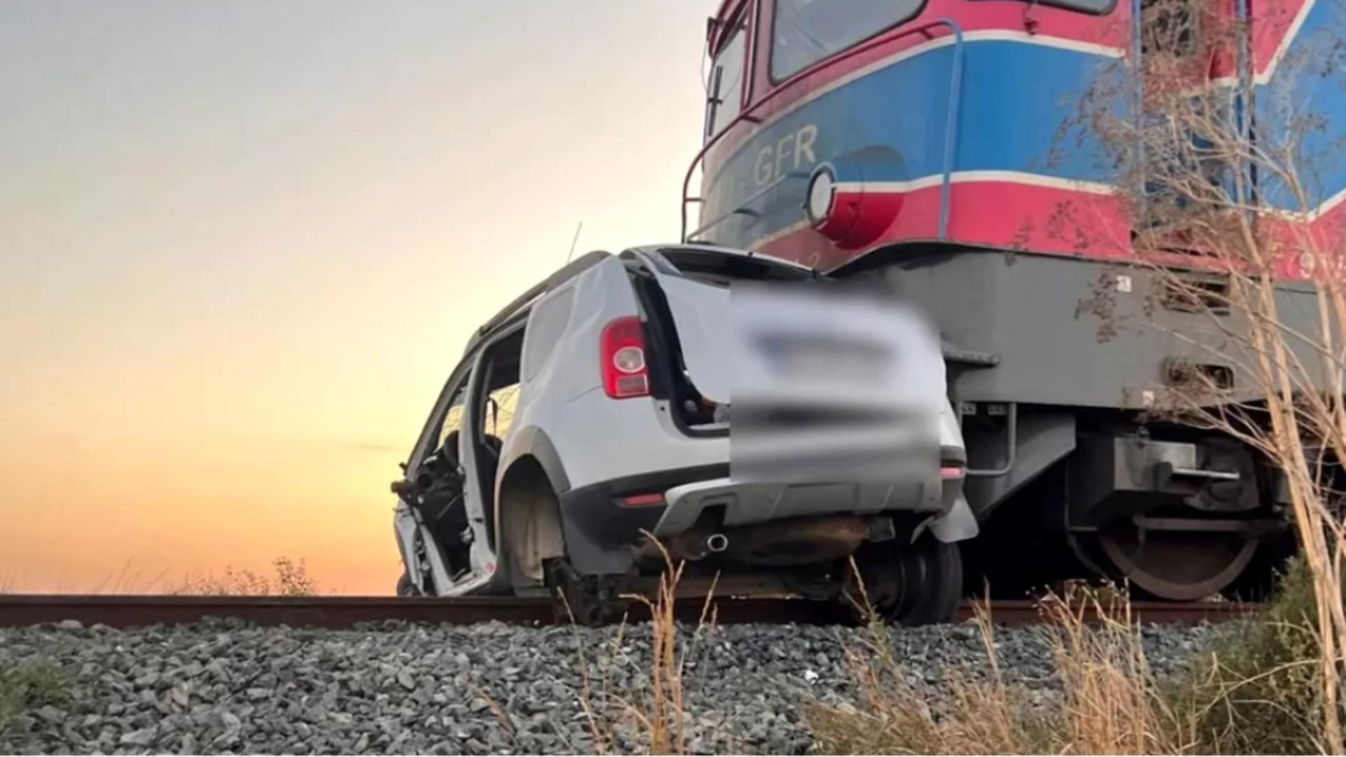 TRAGEDIE pe calea ferată: 3 MORȚI și un rănit după ce o mașină a fost spulberată de un tren, la Țintești - FOTO&VIDEO