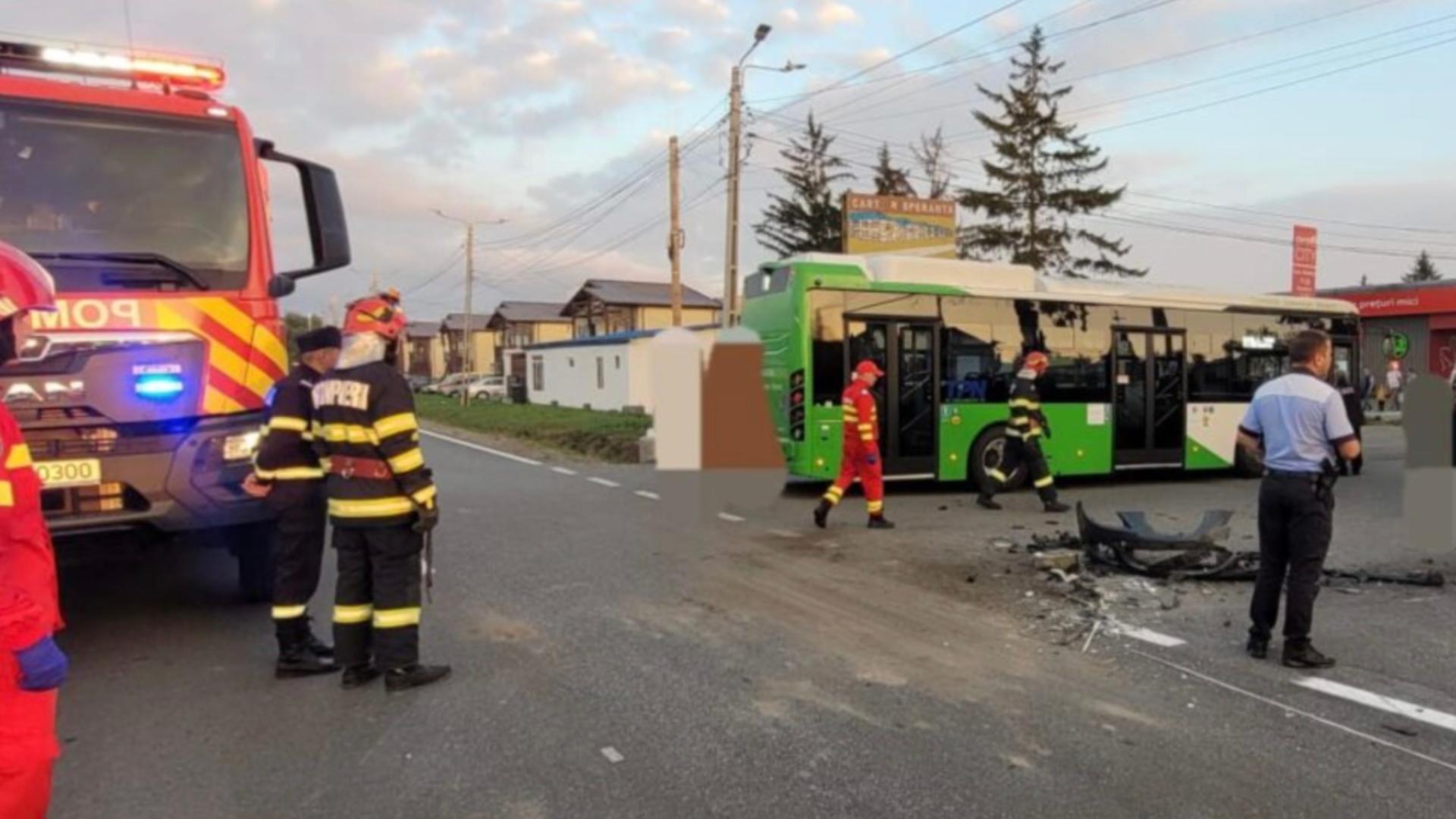 Autobuz plin cu călători, accident violent în Piatra-Neamț. Desfășurare de forțe la fața locului: cel puțin o victimă