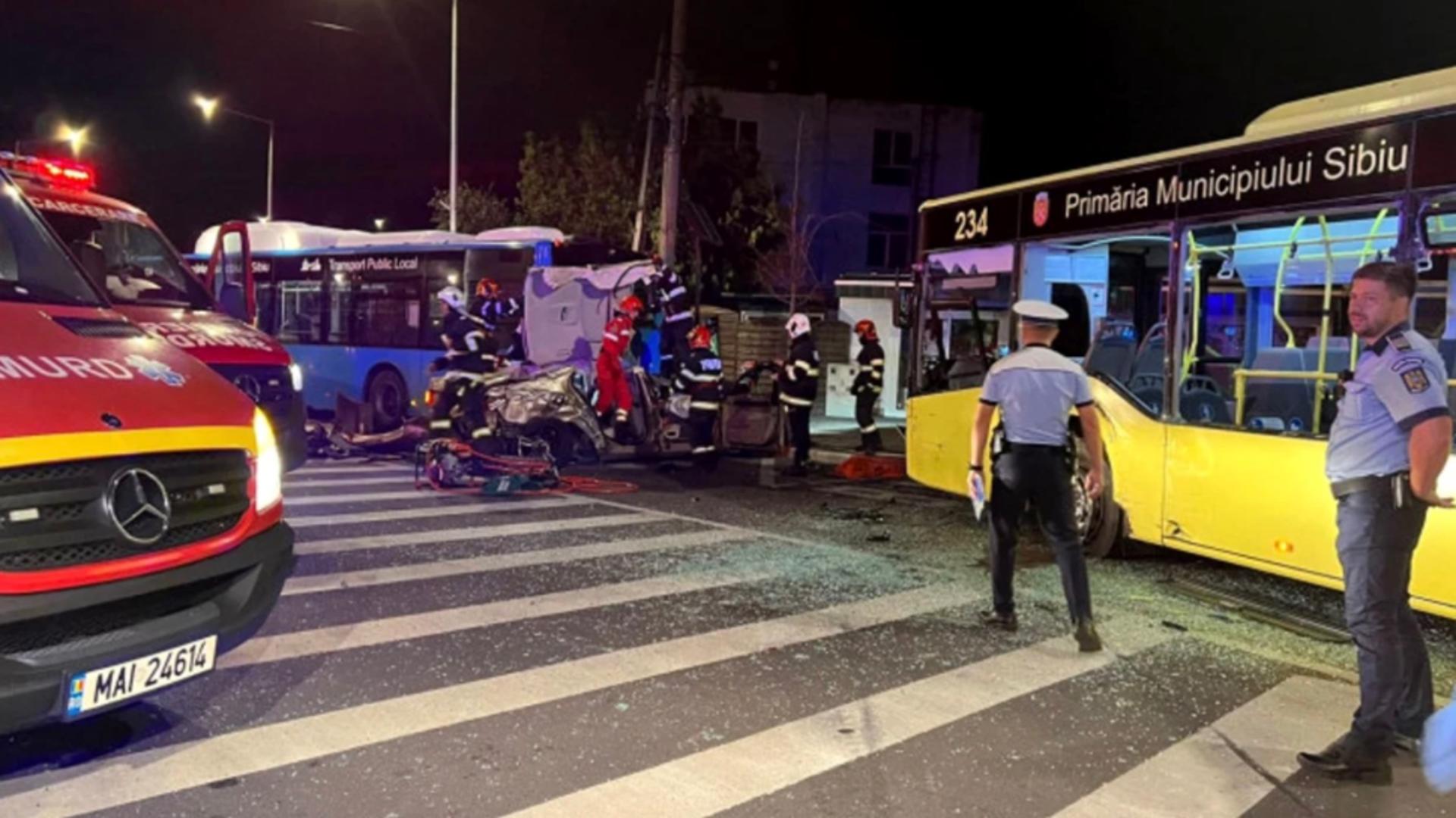 Accident grav, în Sibiu. Două autobuze și un autoturism, făcute praf