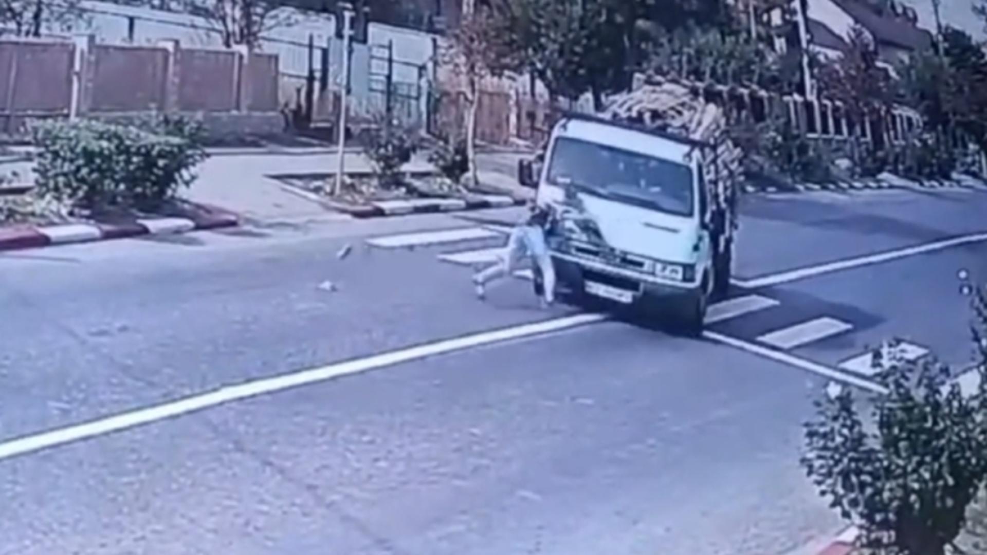Femeie cu copil în brațe, spulberată pe trecerea de pietoni, pe o șosea din BUZĂU – VIDEO