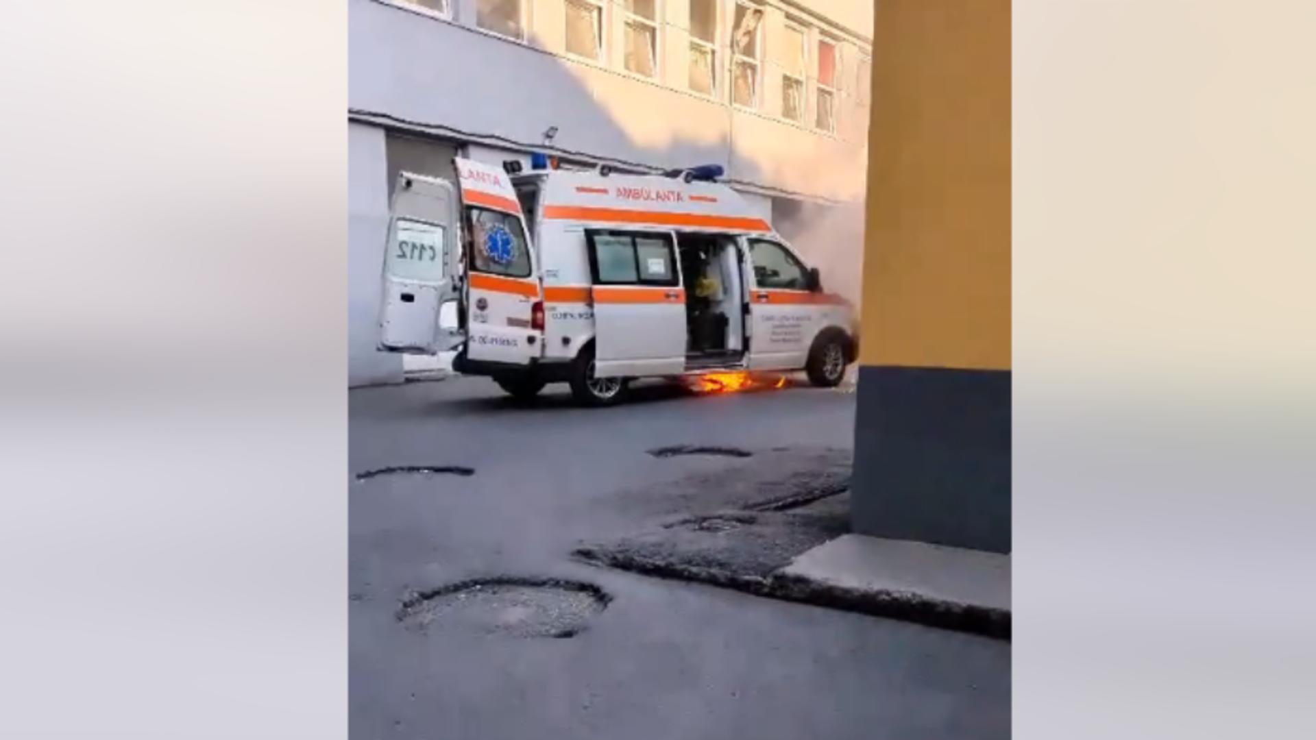Ambulanță în flăcări, în fața Spitalului Județean Constanța. Foto/Captură video