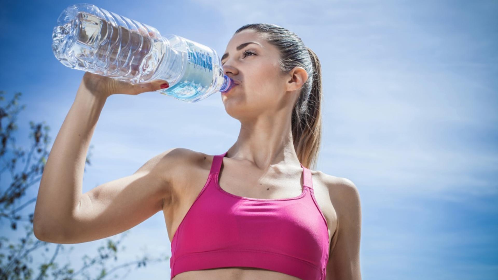 Câtă apă este bine să bei zilnic? Foto/Profimedia