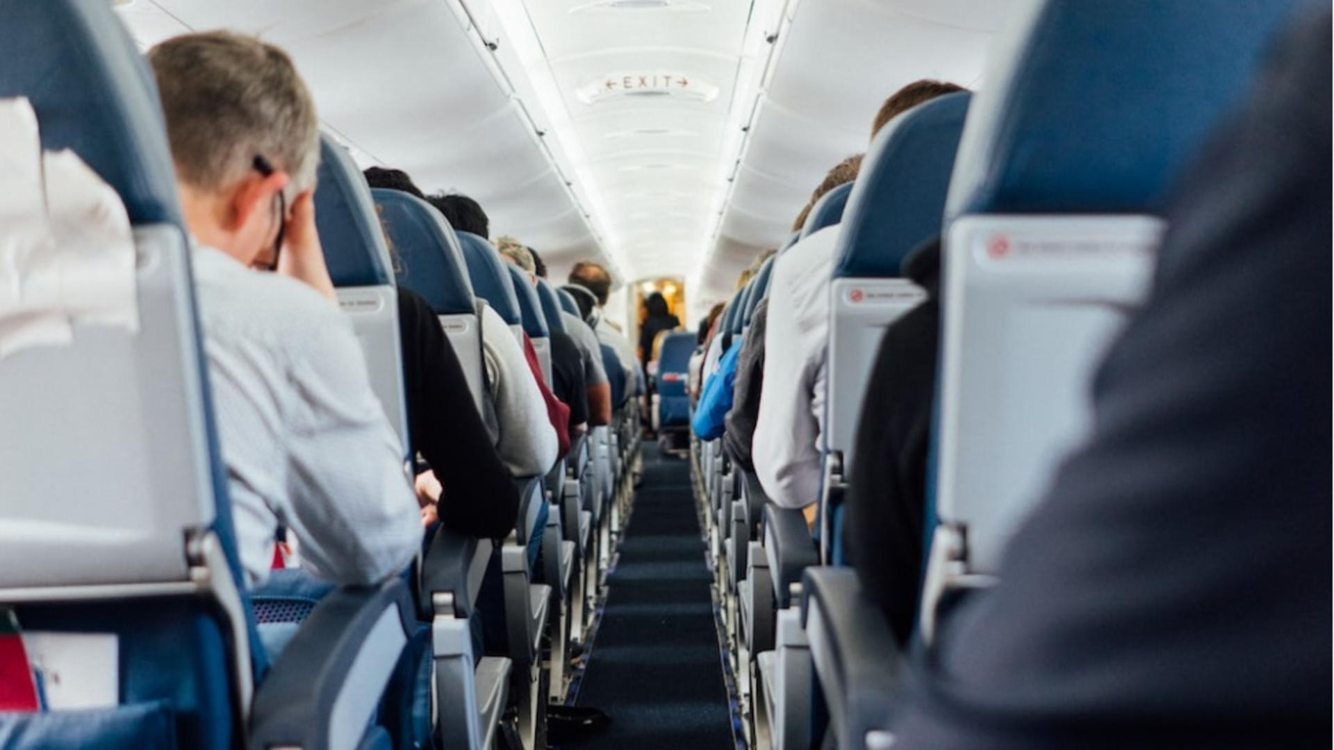  O femeie a murit de atac de cord în timpul zborului, pasagerii credeau că doarme 