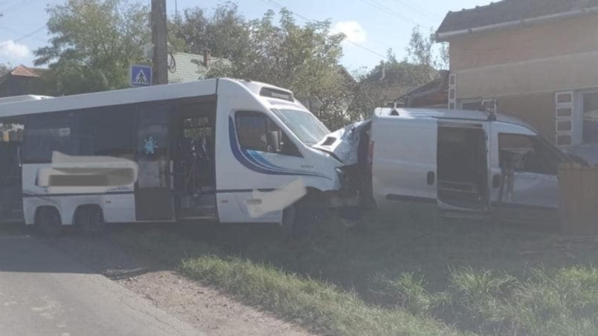 16 oameni sunt răniți, după ce mirobuzul a intrat în autoturism. Foto/ISU Mureș
