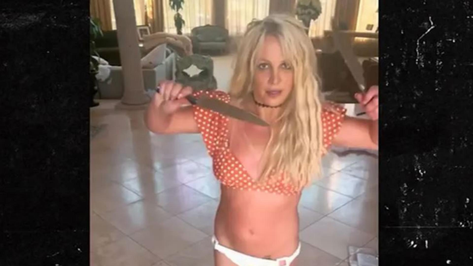 Britney Spears „dansând” cu cuțitele. Foto/Captură video