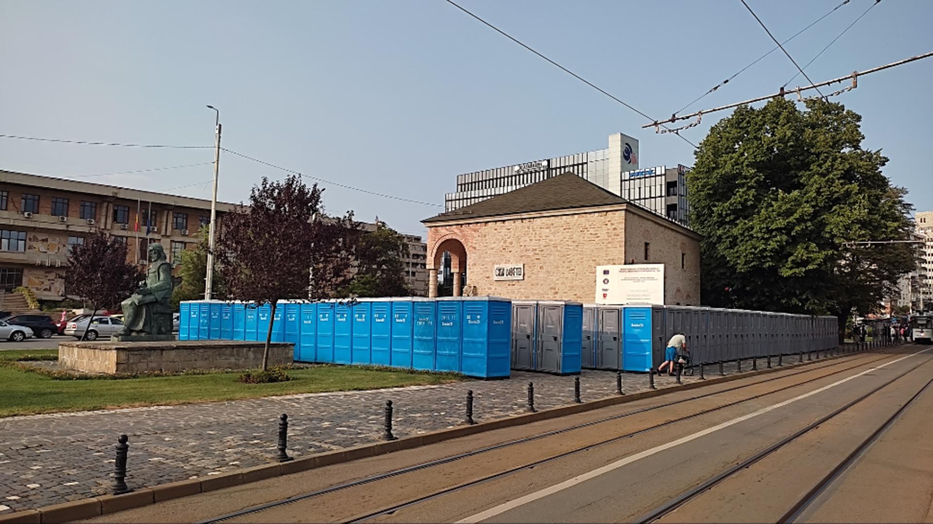 Monument istoric din Iași, înconjurat de toalete ecologice pentru un concert. ”Acum si-n wc-ii wc-ilor – Armin!”