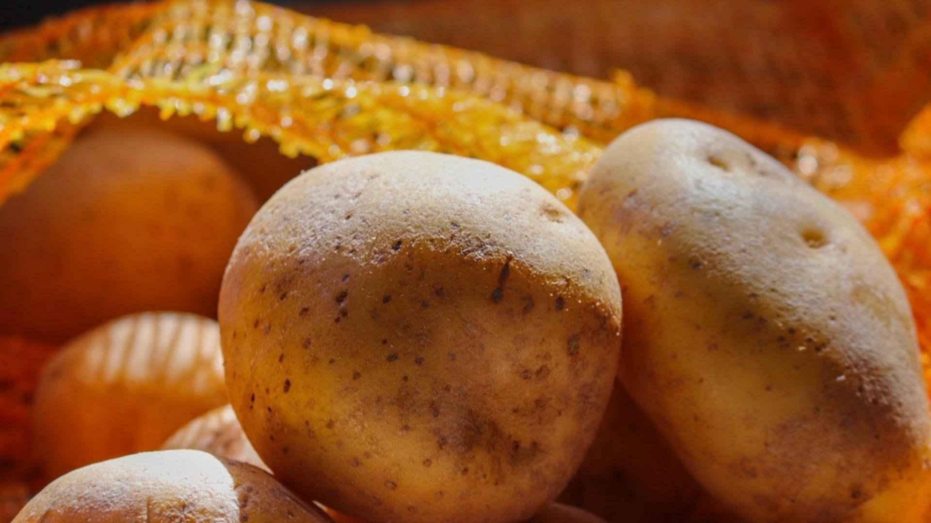 De ce nu ar trebui să ții cartofii lângă ceapă. Mulți români fac această greșeală/ Arhivă foto