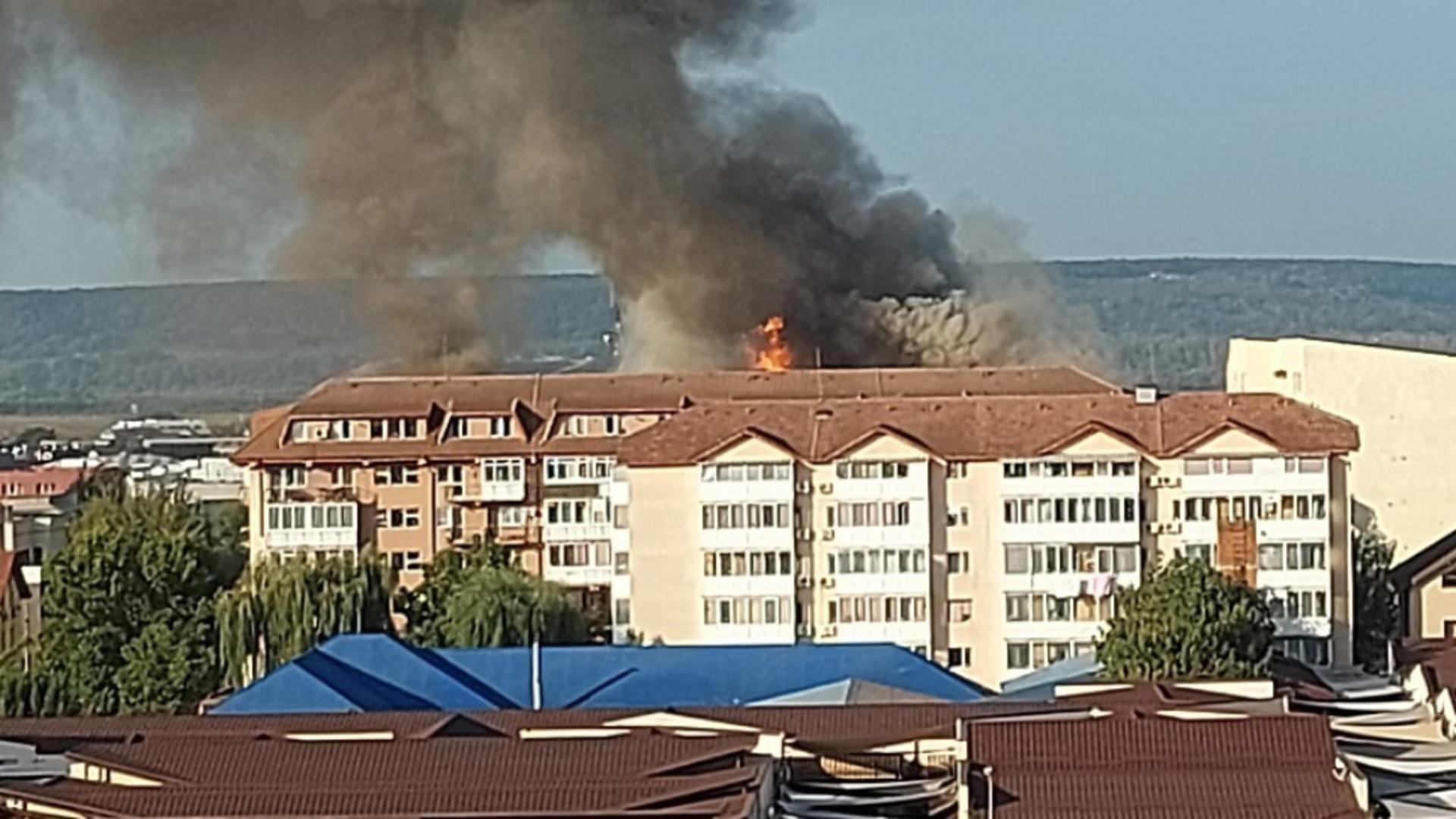 Incendiu puternic, în Craiova: ard două blocuri de locuințe