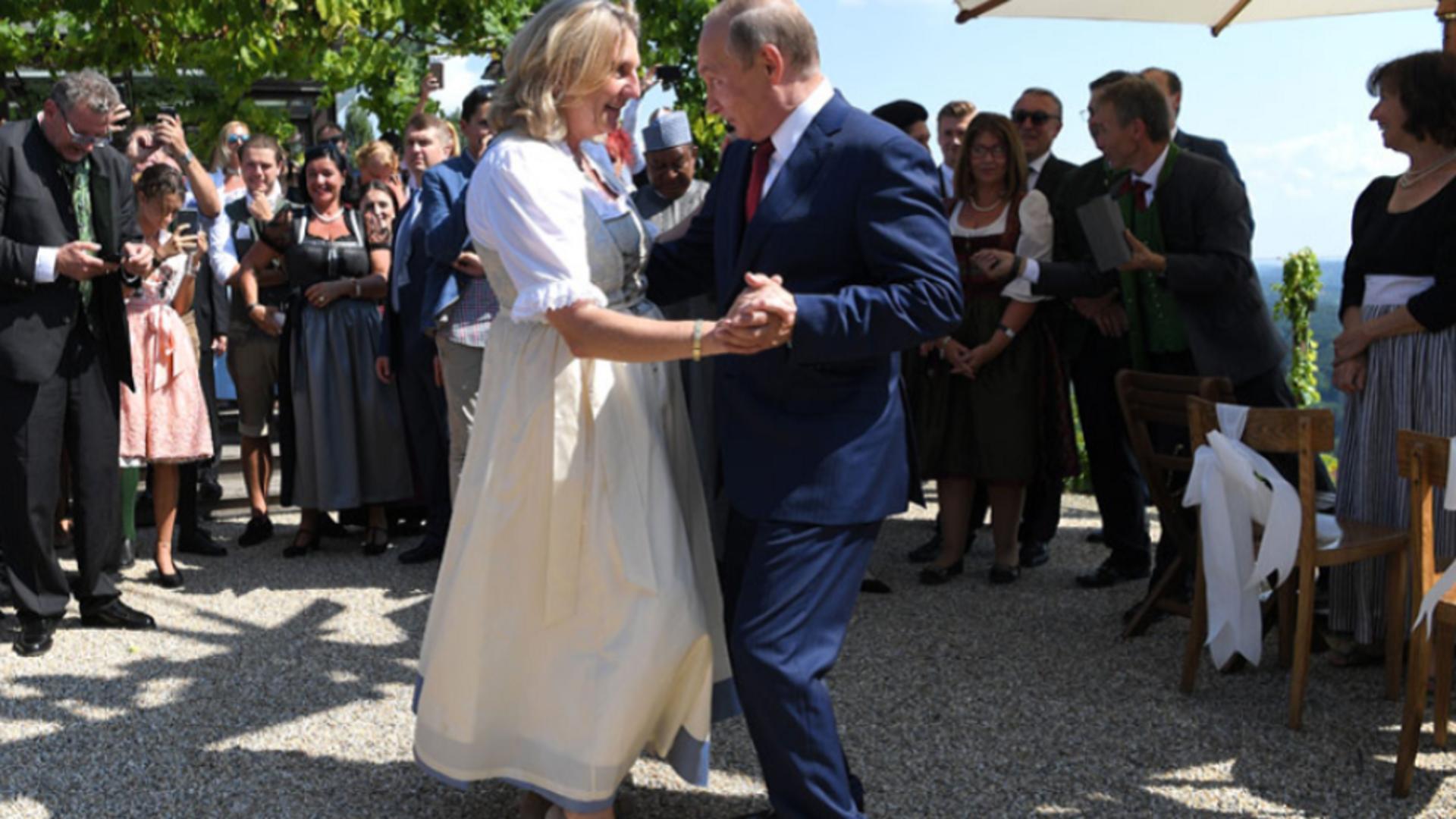 Karin Kneissl danseaza cu Putin