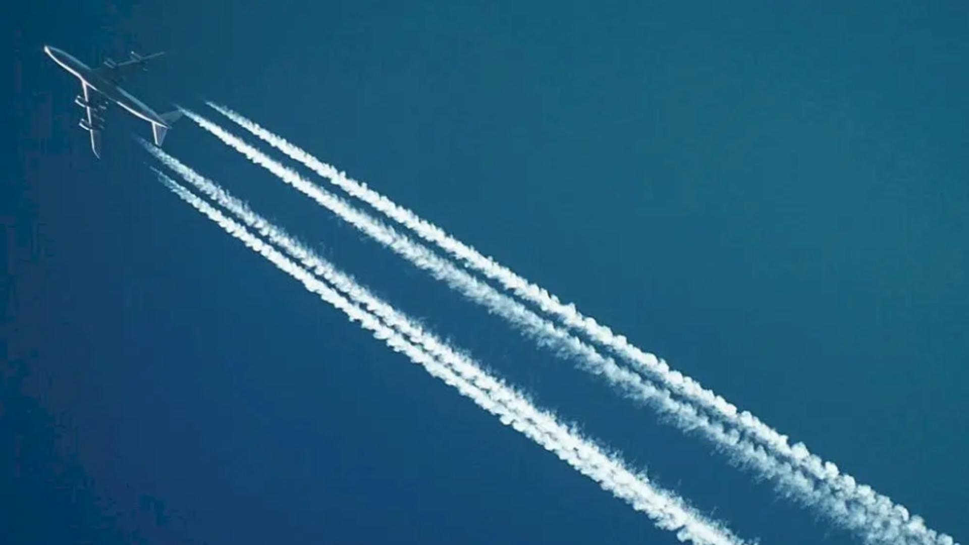Ce sunt dârele lăsate de avioane pe cer – Misterul care a fascinat și intrigat oamenii de-a lungul anilor