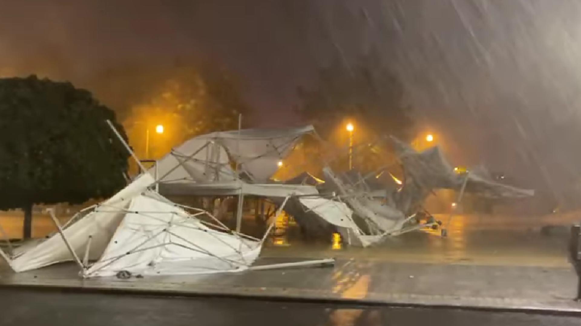 Urgie la Craiova! Străzi inundate, acoperișuri luate de vânt. S-au emis mai multe RO-Alert – VIDEO
