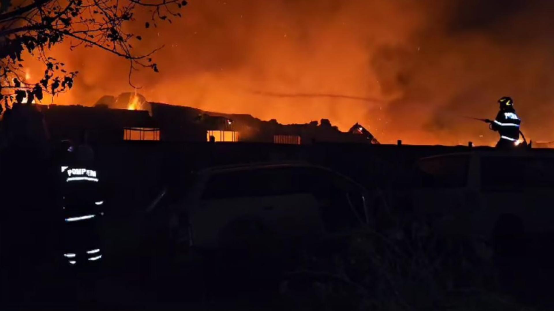 Incendiu devastator la o hală din Slatina. Înăuntru sunt materiale extrem de inflamabile VIDEO