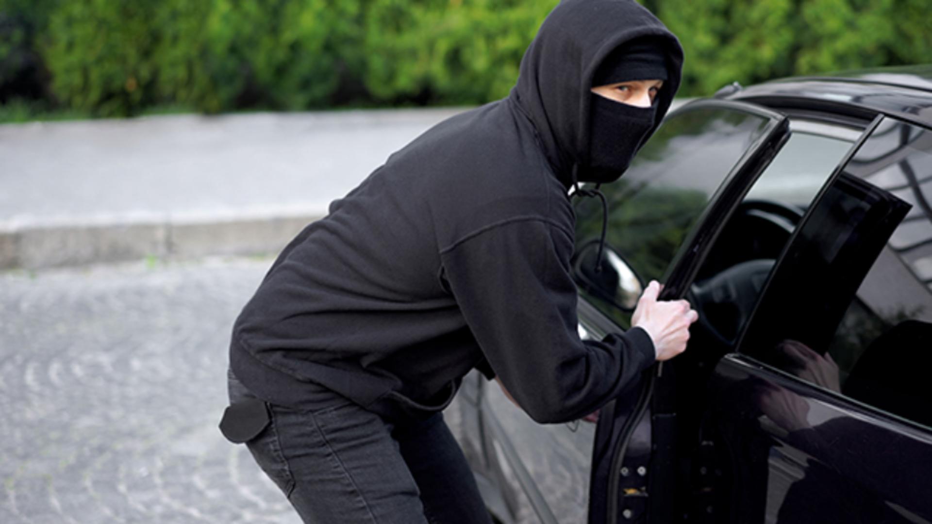 Noua metodă a hoților de a fura din mașini: Copiază semnalul de la închiderea centralizată