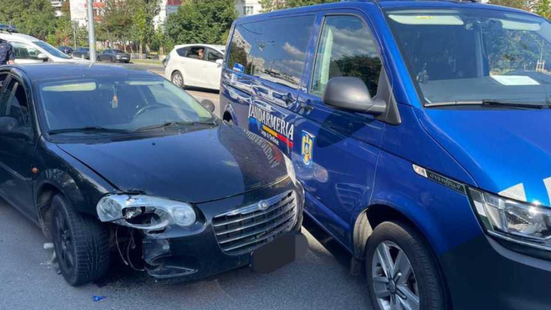 Un bărbat beat și fără carnet a intrat cu mașina în autoutilitara Jandarmeriei