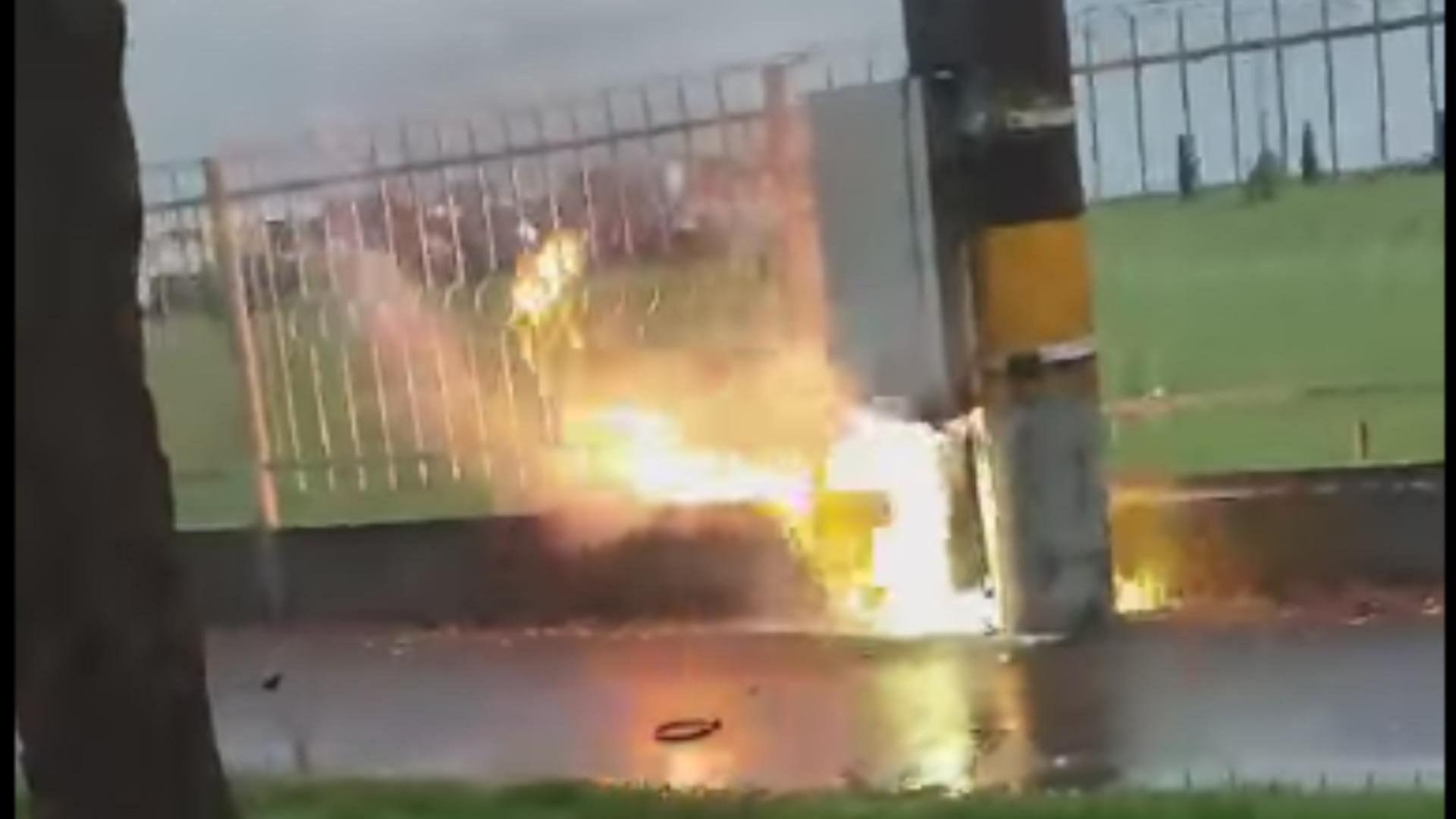Alertă la Cluj Napoca! Un incendiu izbucnit la un panou electric s-a extins la o conductă de gaze – VIDEO