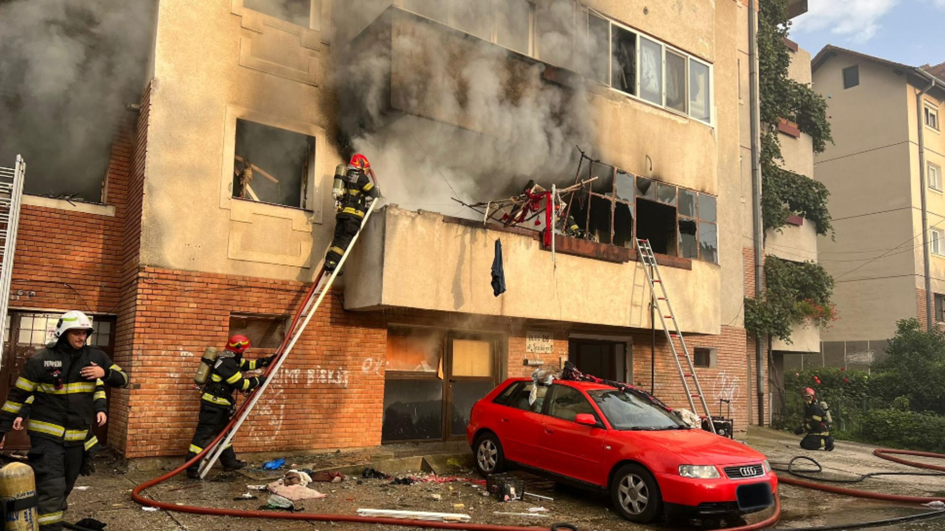 Explozie puternică, urmată de incendiu într-un apartament din Sibiu. Panică printre locatari, 20 de persoane evacuate din bloc. VIDEO