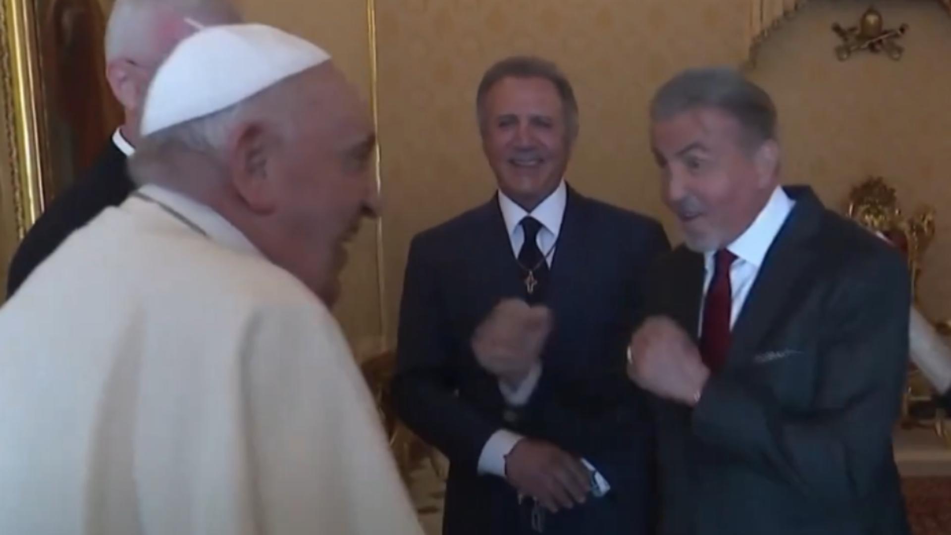 Momente amuzante la Vatican. Sylvester Stallone l-a provocat pe Papa Francisc la un meci de box VIDEO