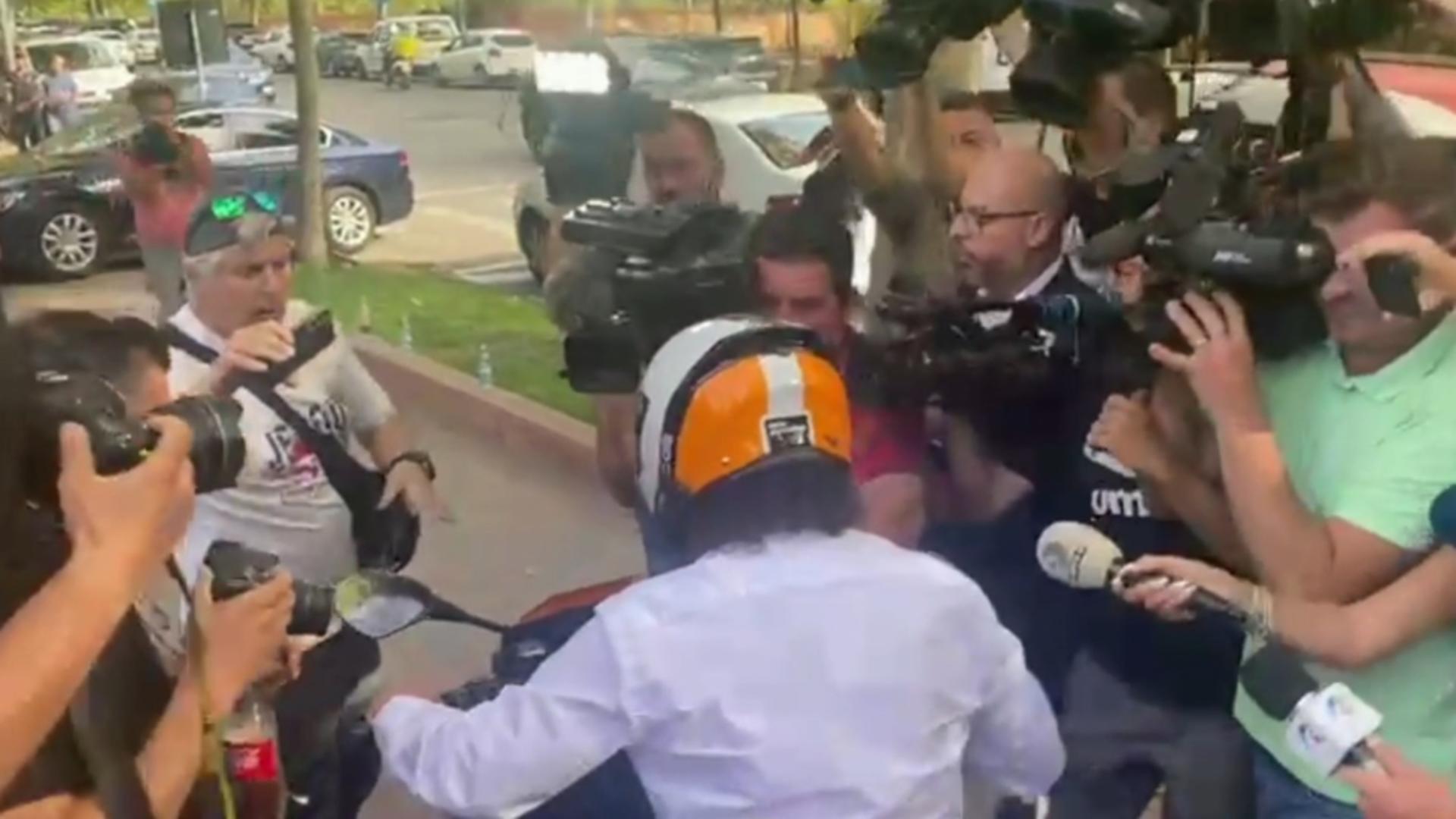 Tatăl lui Vlad Pascu a intrat cu scuterul în jurnaliști. Polițiștii au fugit din calea lui.  Poliția Capitalei s-a AUTOSESIZAT/ VIDEO