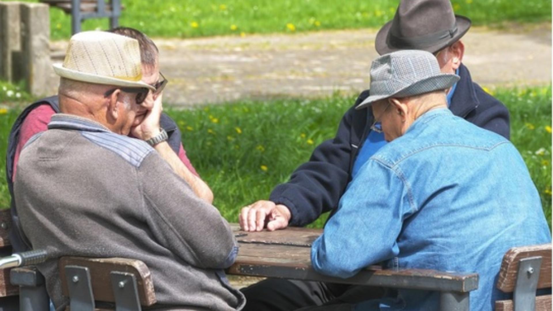Cine sunt pensionarii care vor primi ajutoare financiare de la stat: până la 500 de lei de persoană, în octombrie