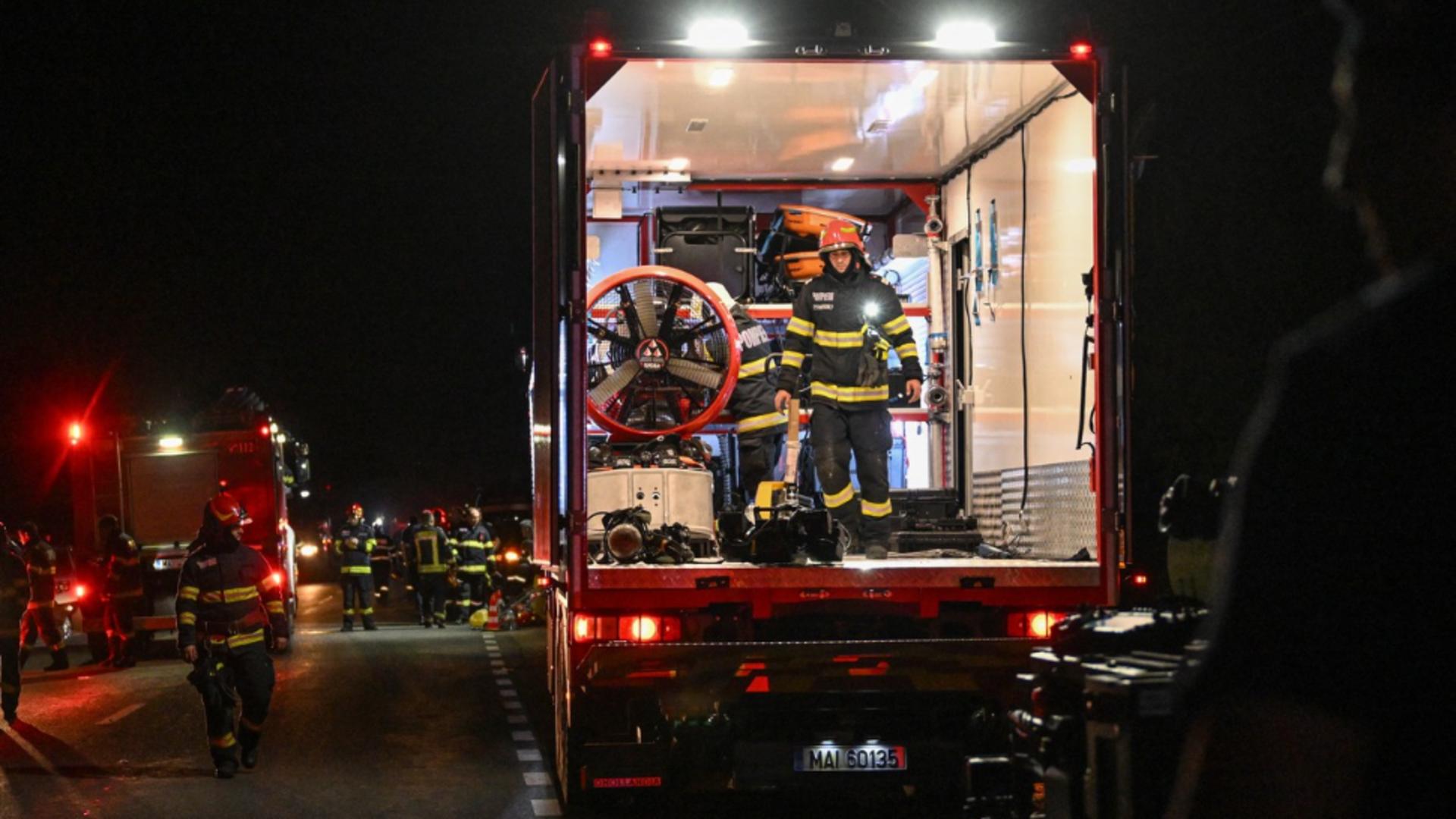 O victimă a exploziei de la Crevedia, transferată marți în Germania, cu o aeronavă a Ministerului Apărării