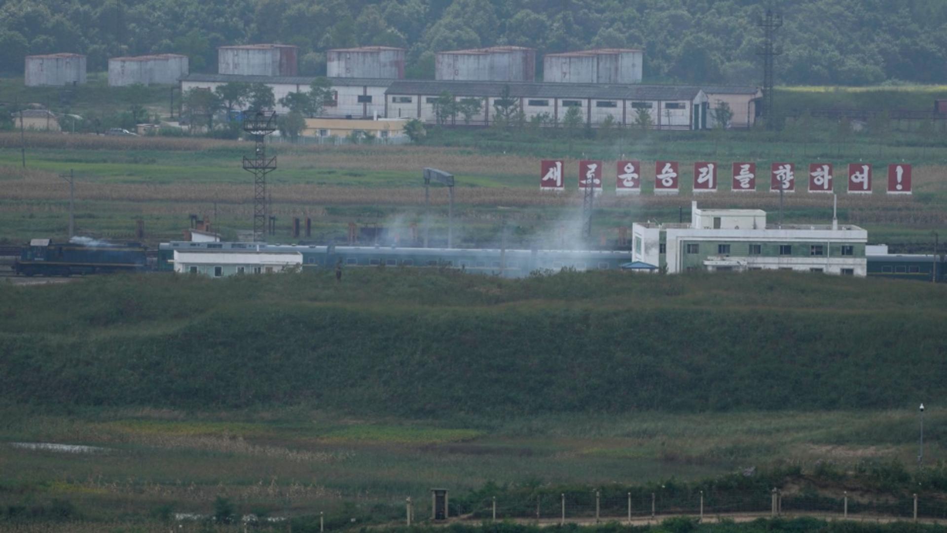 Trenul a fost fotografiat la granita nordică a Coreei cu Federatia Rusă (Profimedia)