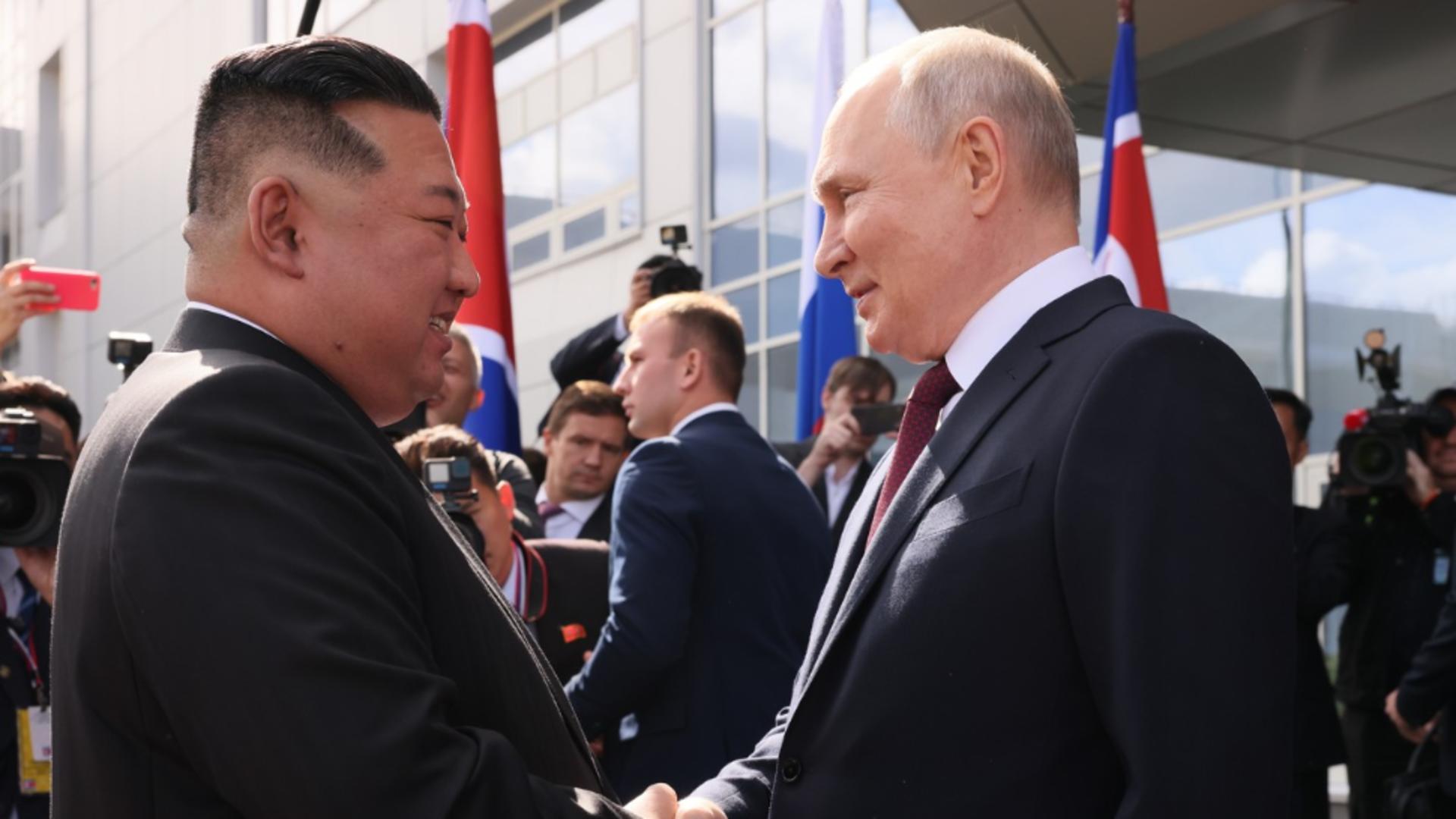 Vladimir Putin, față în față cu Kim Jong Un. Primele imagini de la întrevederea celor doi dictatori. Detaliul șocant: cine face parte din delegația lui Kim  – FOTO&VIDEO