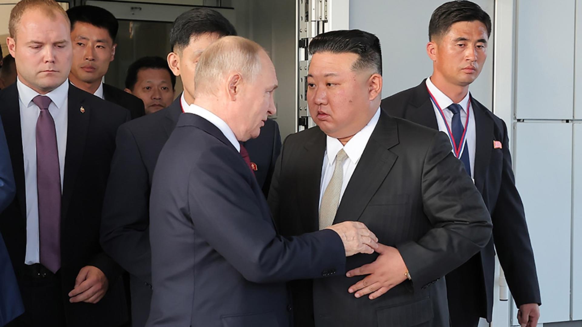 Vladimir Putin şi Kim Jong Un și-au oferit puşti unul altuia și s-au adresat cu apelativul „tovarășe”