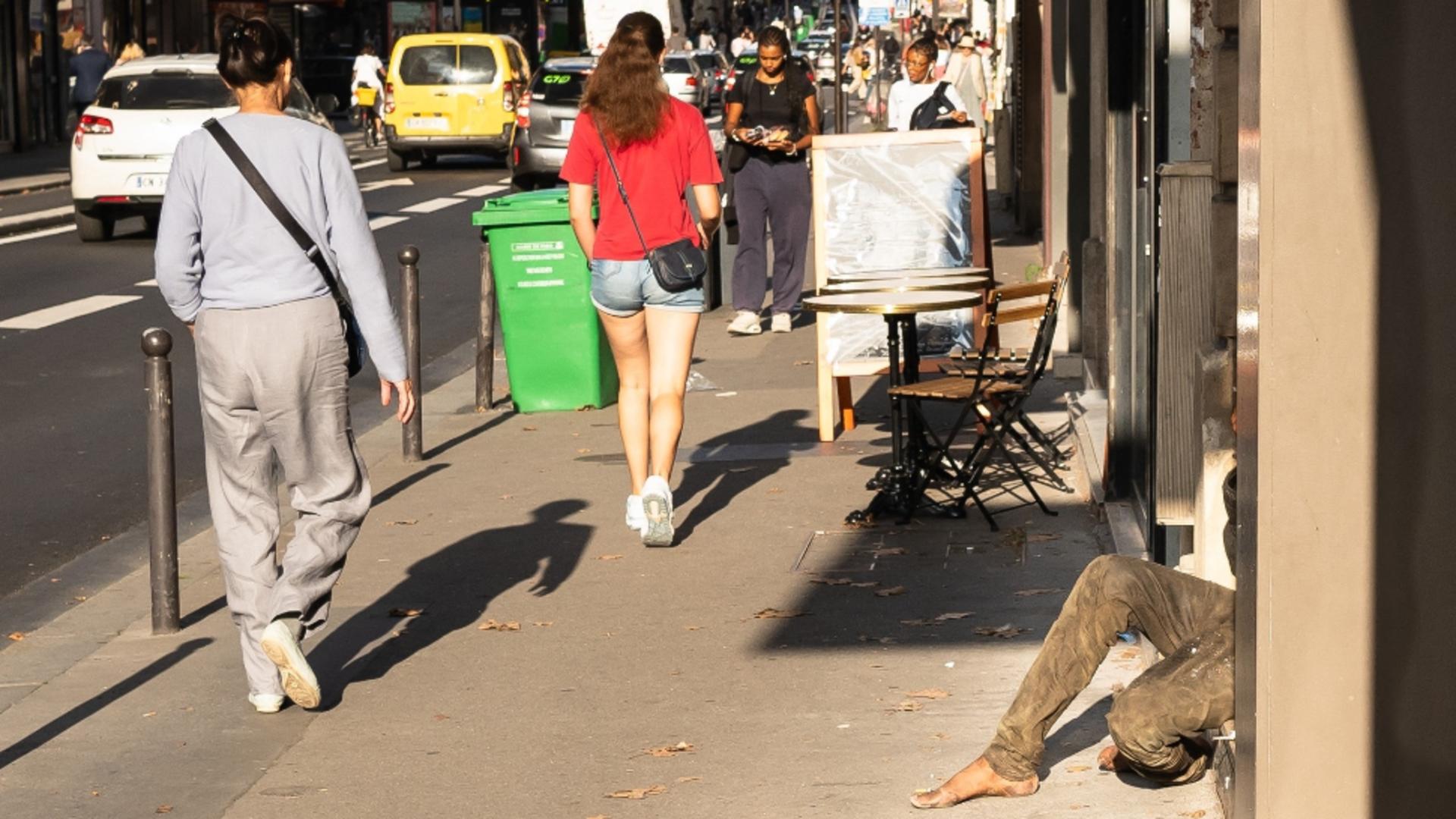 Ca să arate bine pentru Jocurile Olimpice, Parisul a început să mute oamenii fără adăpost de pe străzi. Foto: Profimedia