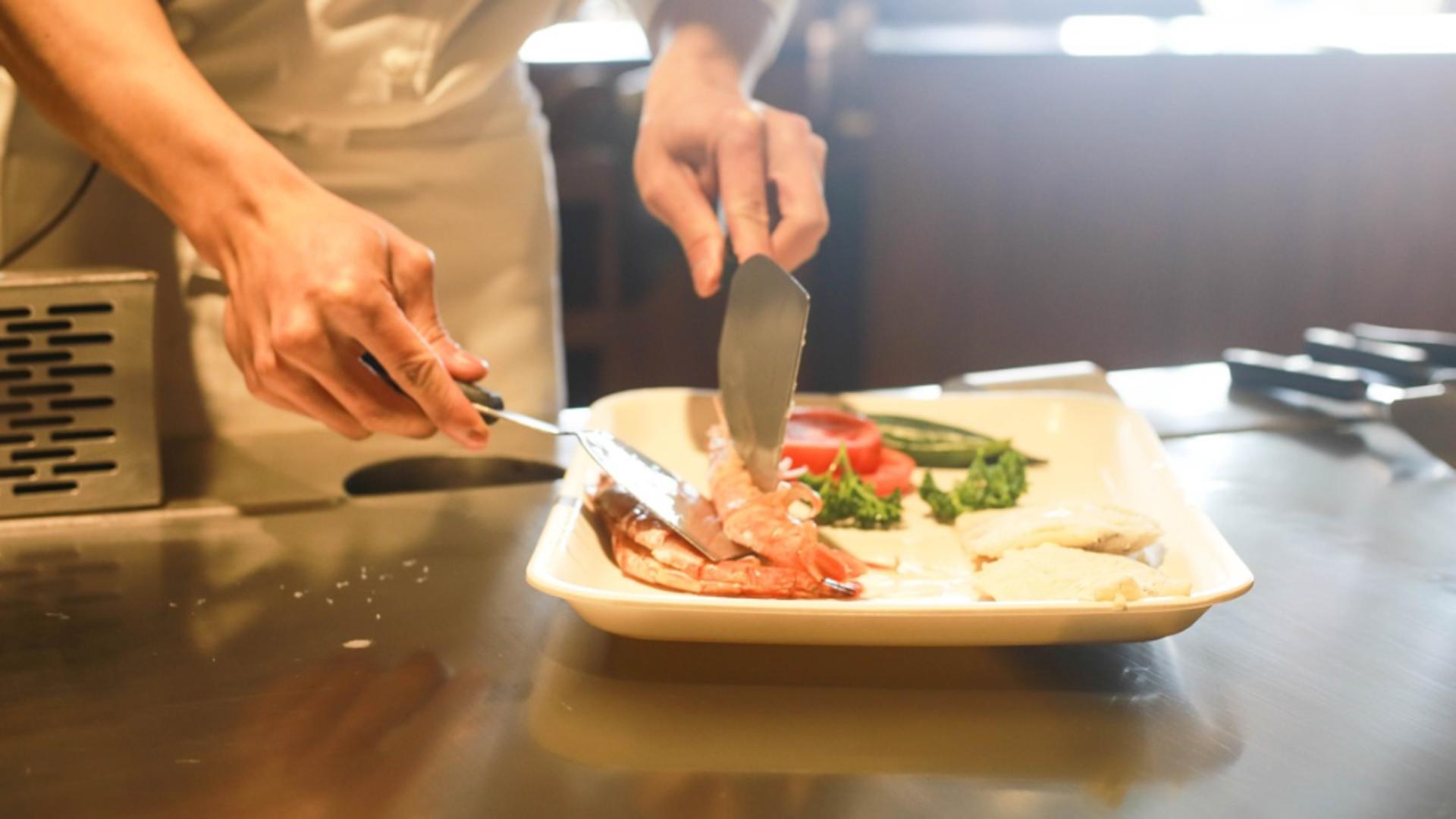 Ce trucuri folosesc restaurantele pentru a stimula papilele gustative și a te face să comanzi mai mult