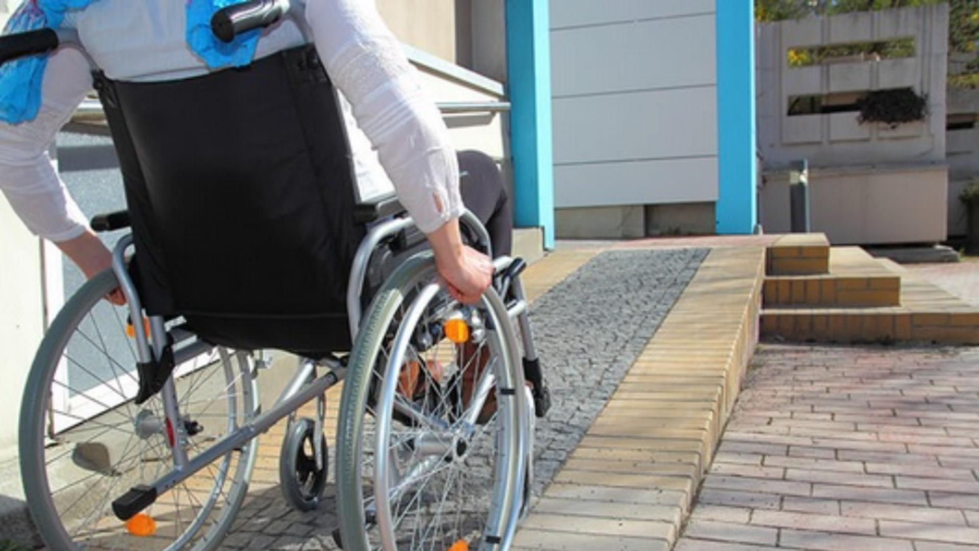 Persoanele cu handicap nu trebuie să mai meargă la comisiile de control. Foto/Arhivă