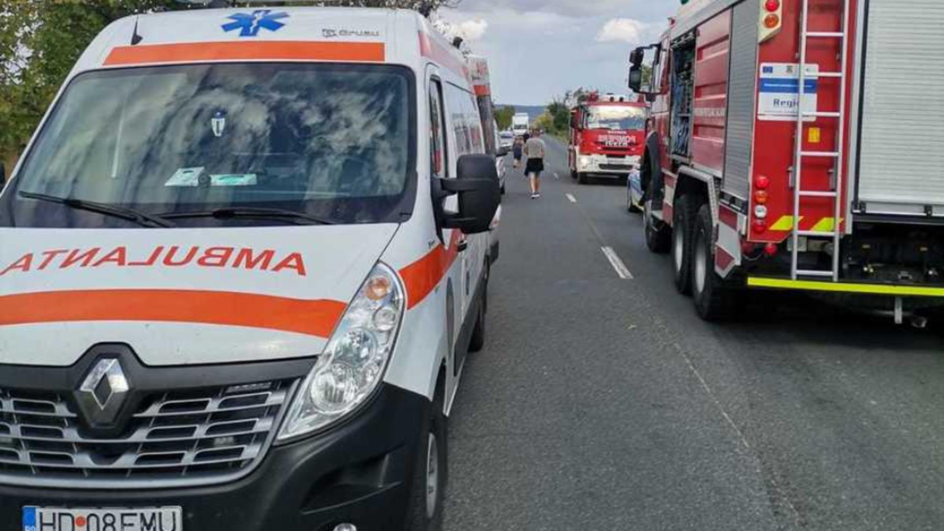Accident grav în Hunedoara – Șapte persoane rănite, trei mașini implicate – A fost nevoie de intervenția elicopterului SMURD