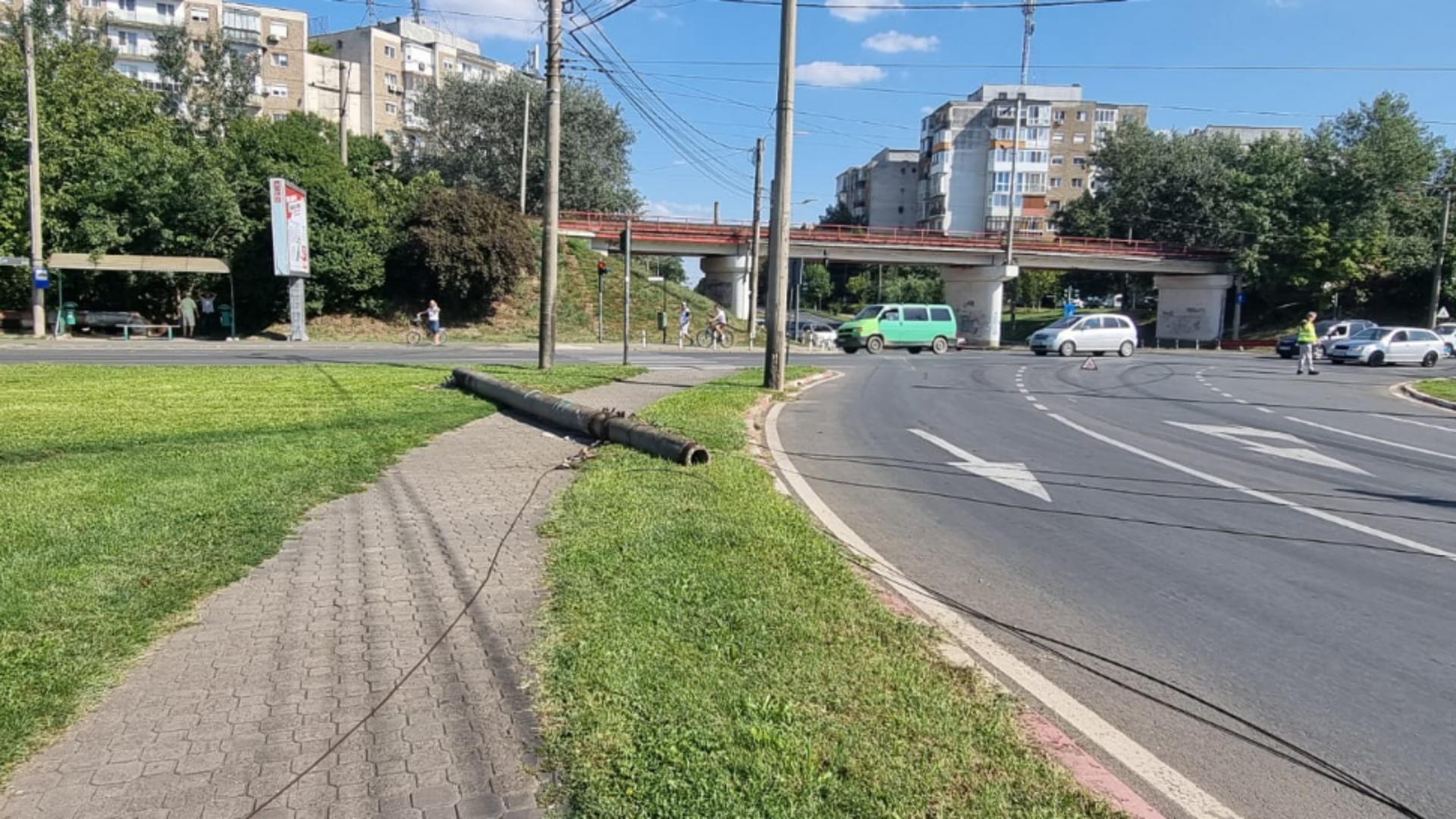 Dorel s-a mutat în armată. Un TIR plin cu camioane militare a lăsat tramvaiele fără curent, în Arad FOTO