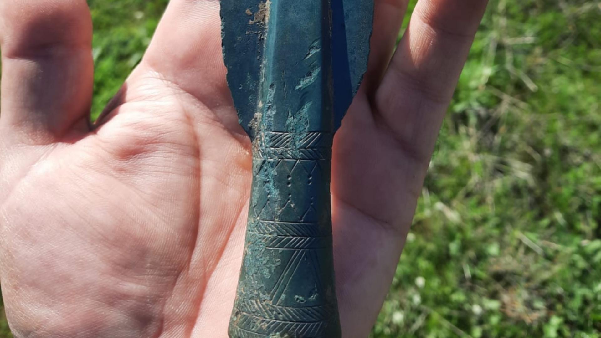 Descoperire epocală! Un jandarm a găsit un obiect confecționat în anul 1500 înainte de Hristos