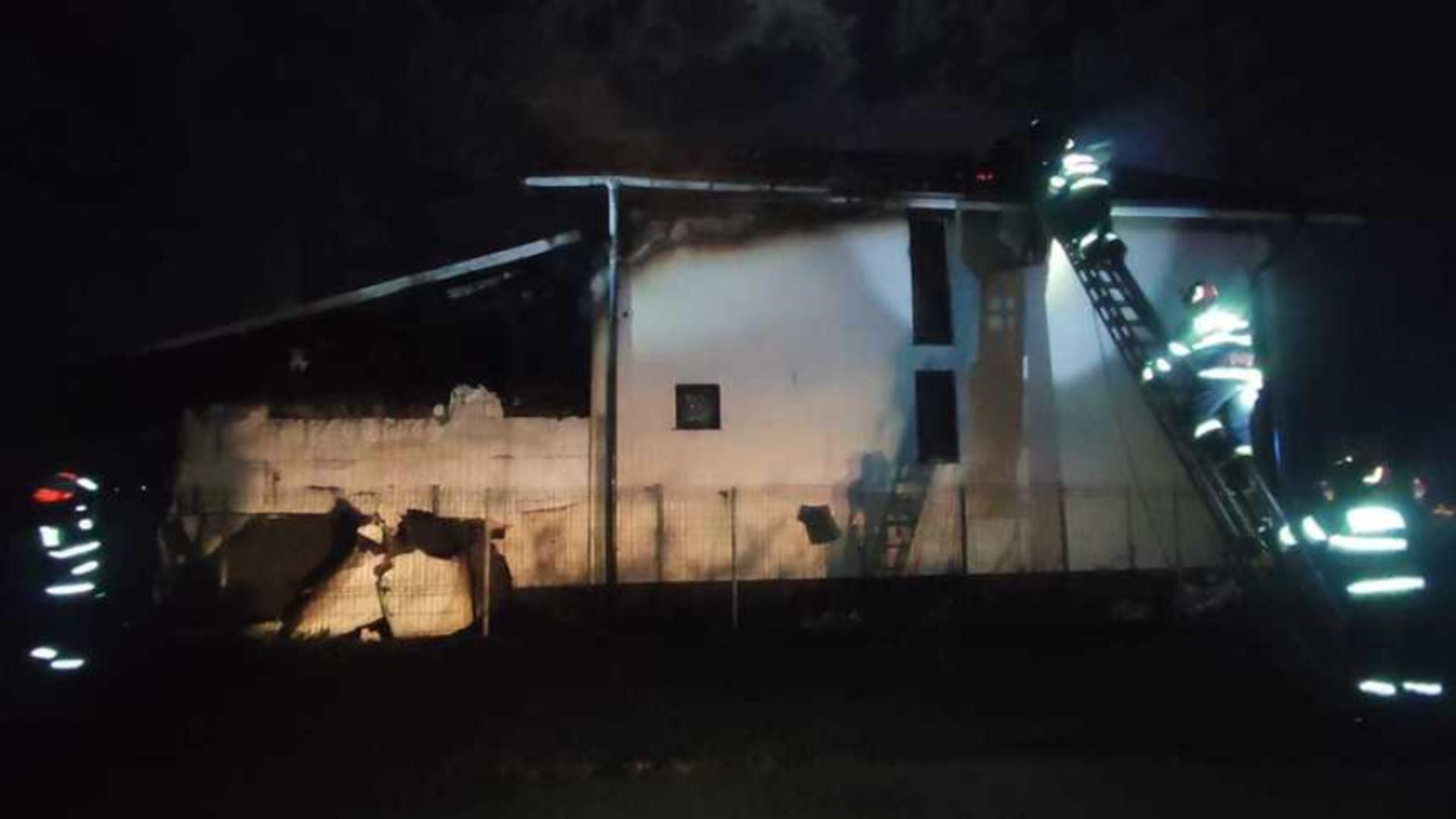 Explozie urmată de incendiu, la o locuință din Tărtășești – Trei persoane au suferit arsuri