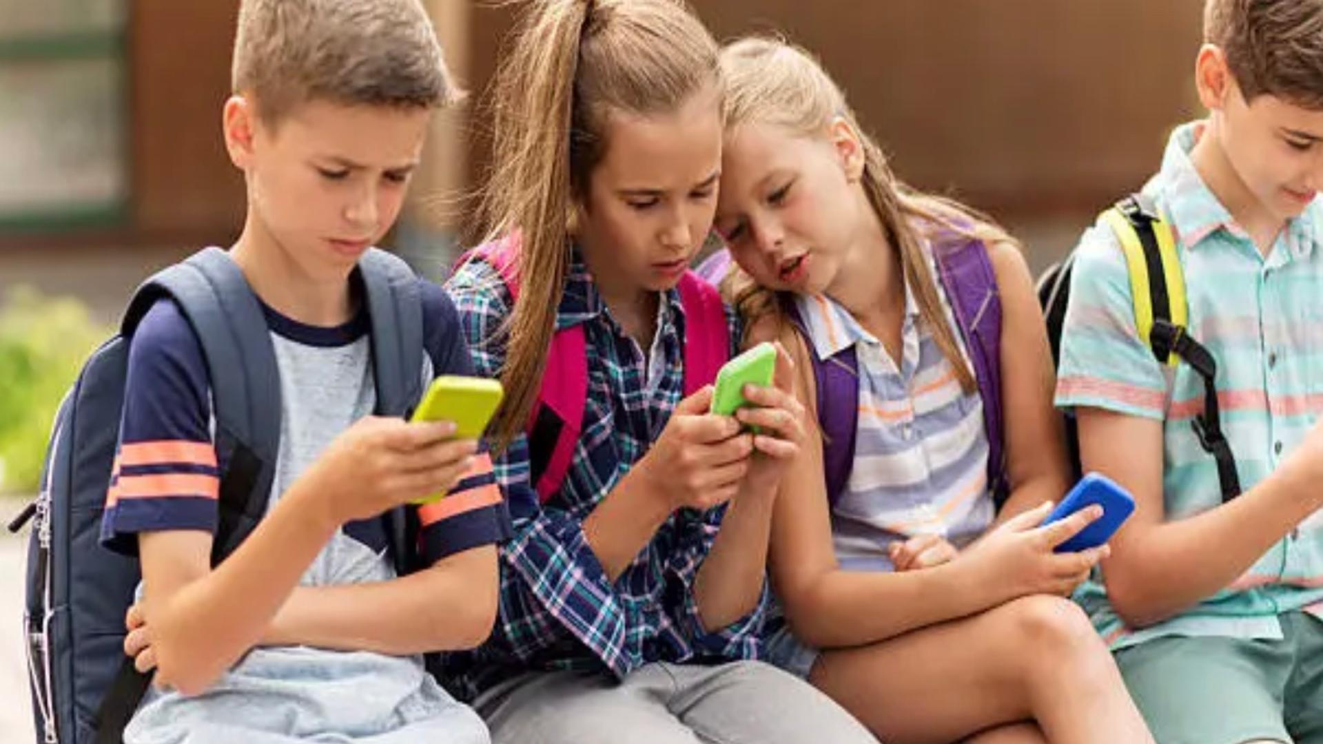 Schimbări importante în noul an școlar: în ce condiții profesorul poate confisca telefonul elevilor 
