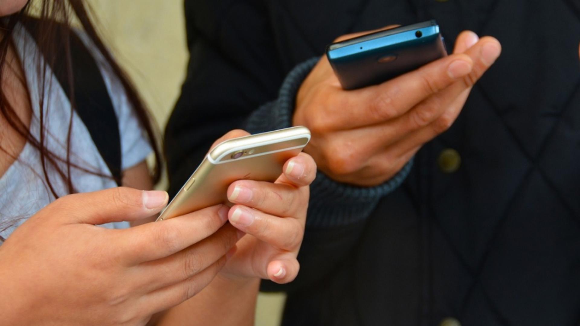 Alertă de securitate pentru telefoanele mobile: au fost descoperite vulnerabilități cu riscuri majore