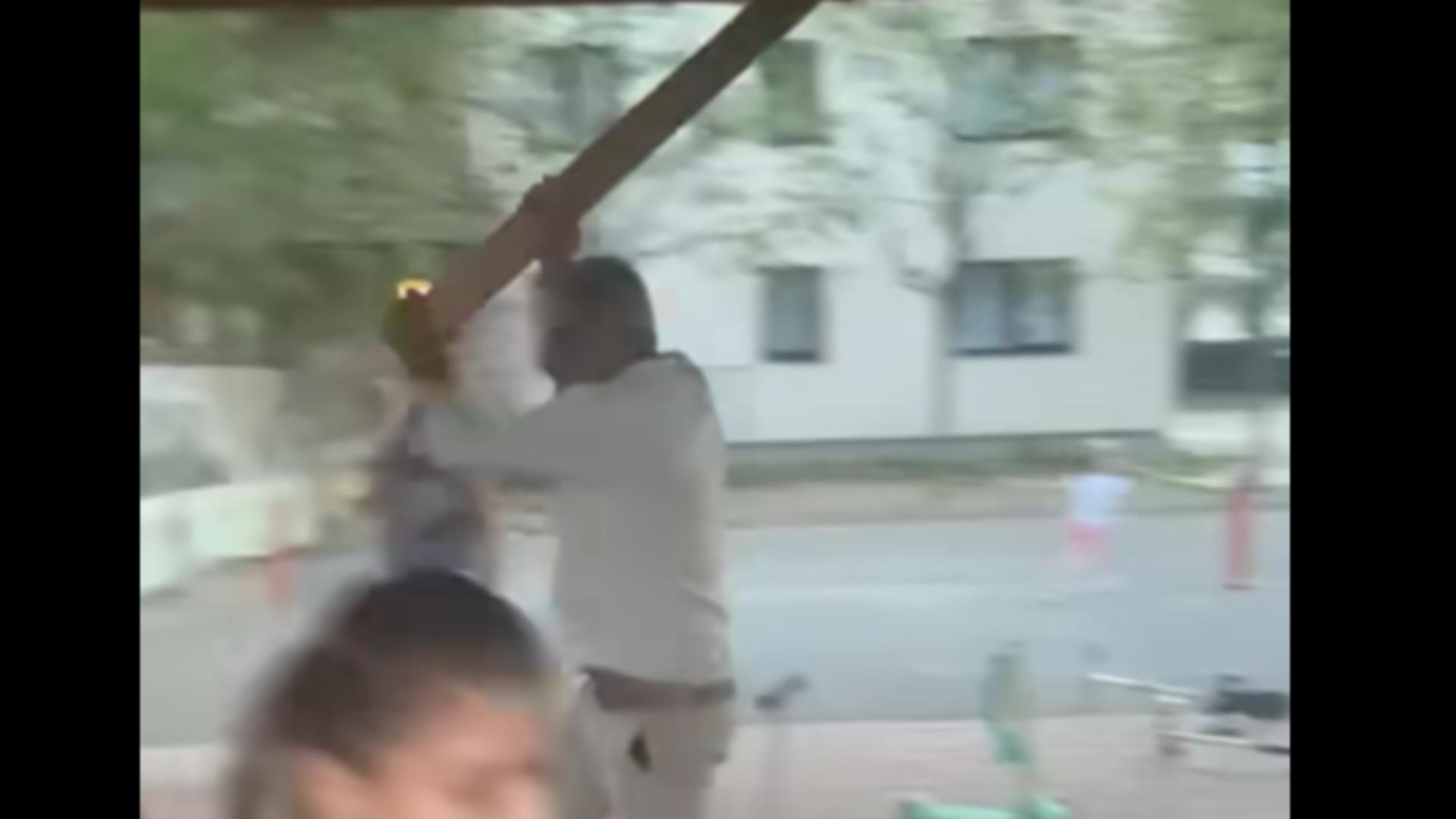 Scandal uriaș în Dobroiești, Ilfov. Un bărbat a distrus cu parul băncile dintr-un parc pentru copii – VIDEO