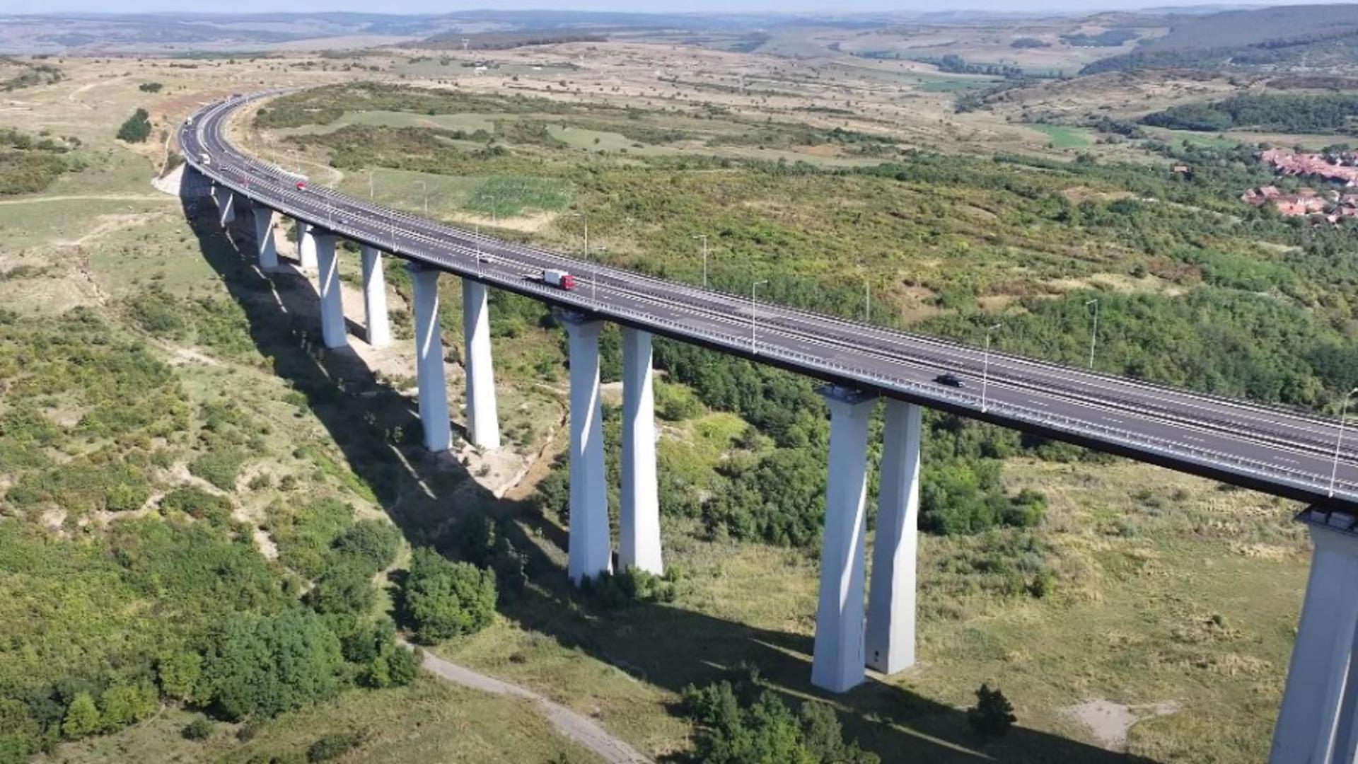 Un nou pod cu probleme. Pilonii viaductului de pe autostrada A 1 Deva-Sibiu, inaugurat acum 10 ani, se crapă VIDEO