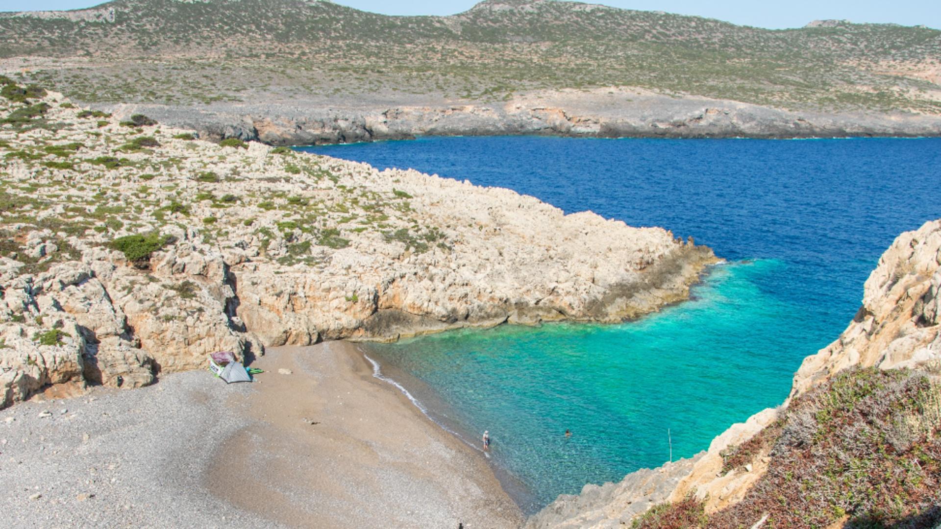 O insulă din Grecia oferă casă, pământ și 500 de euro lunar celor care vor să se mute acolo