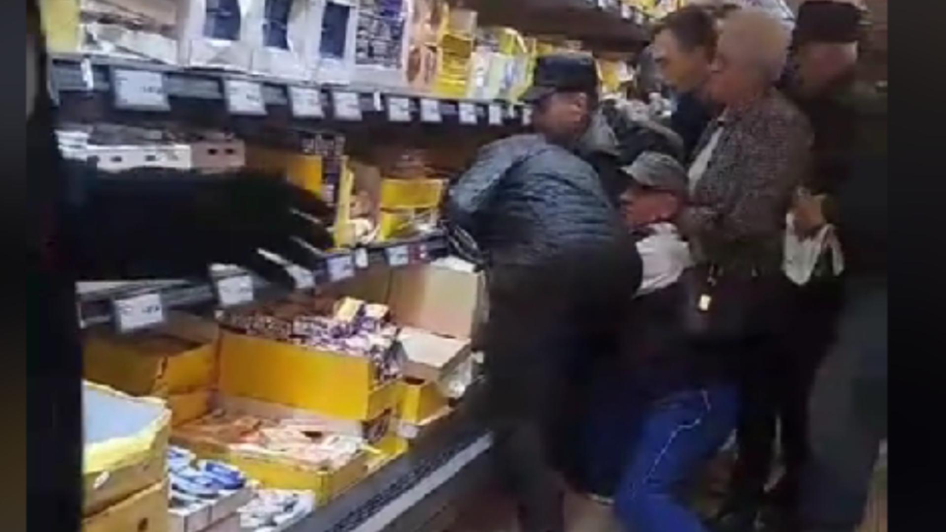 Zeci de oameni s-au călcat în picioare pentru o bucată de cașcaval, într-un supermarket din Suceava! Imagini dramatice - VIDEO