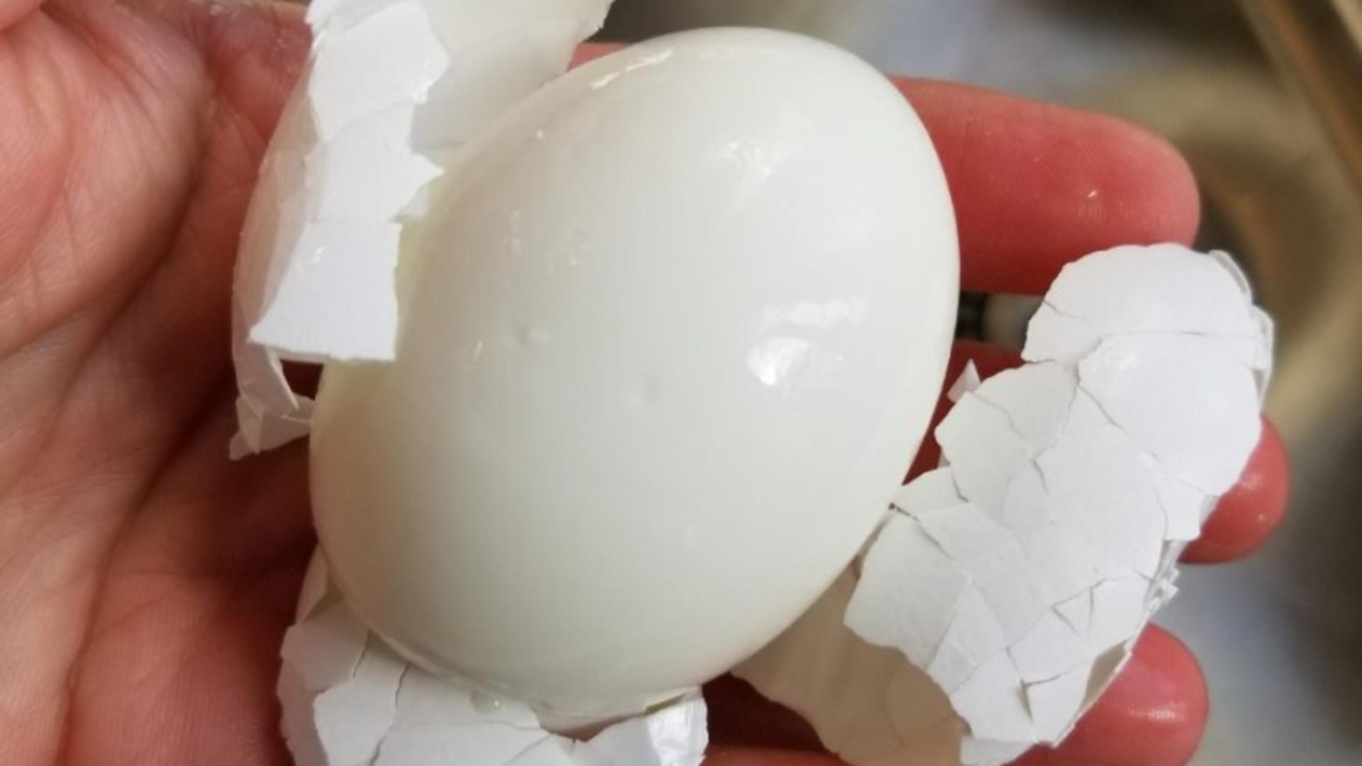 Metoda genială prin care poți să decojeşti perfect un ou fiert, în mai puţin de 10 secunde